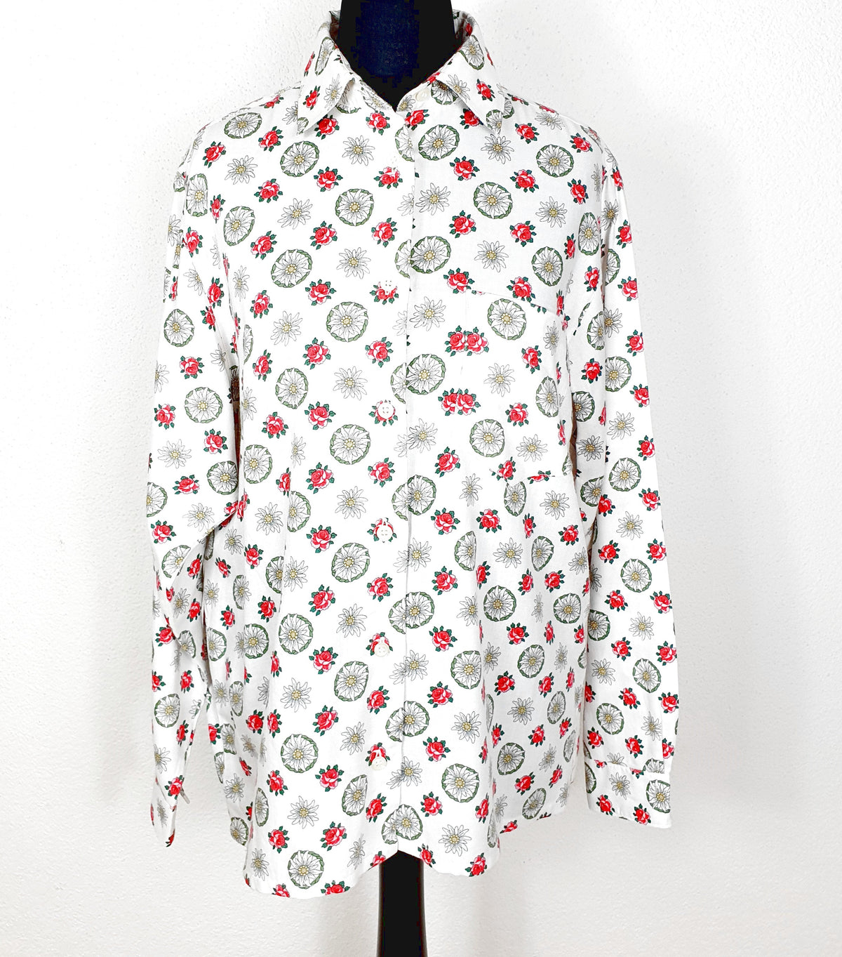 Einzigartige und nachhaltige Vintage Bluse in weiss mit Edelweiss. Unique and sustainable vintage blouse in white with edelweiss. Front.