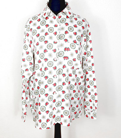 Einzigartige und nachhaltige Vintage Bluse in weiss mit Edelweiss. Unique and sustainable vintage blouse in white with edelweiss. Front.