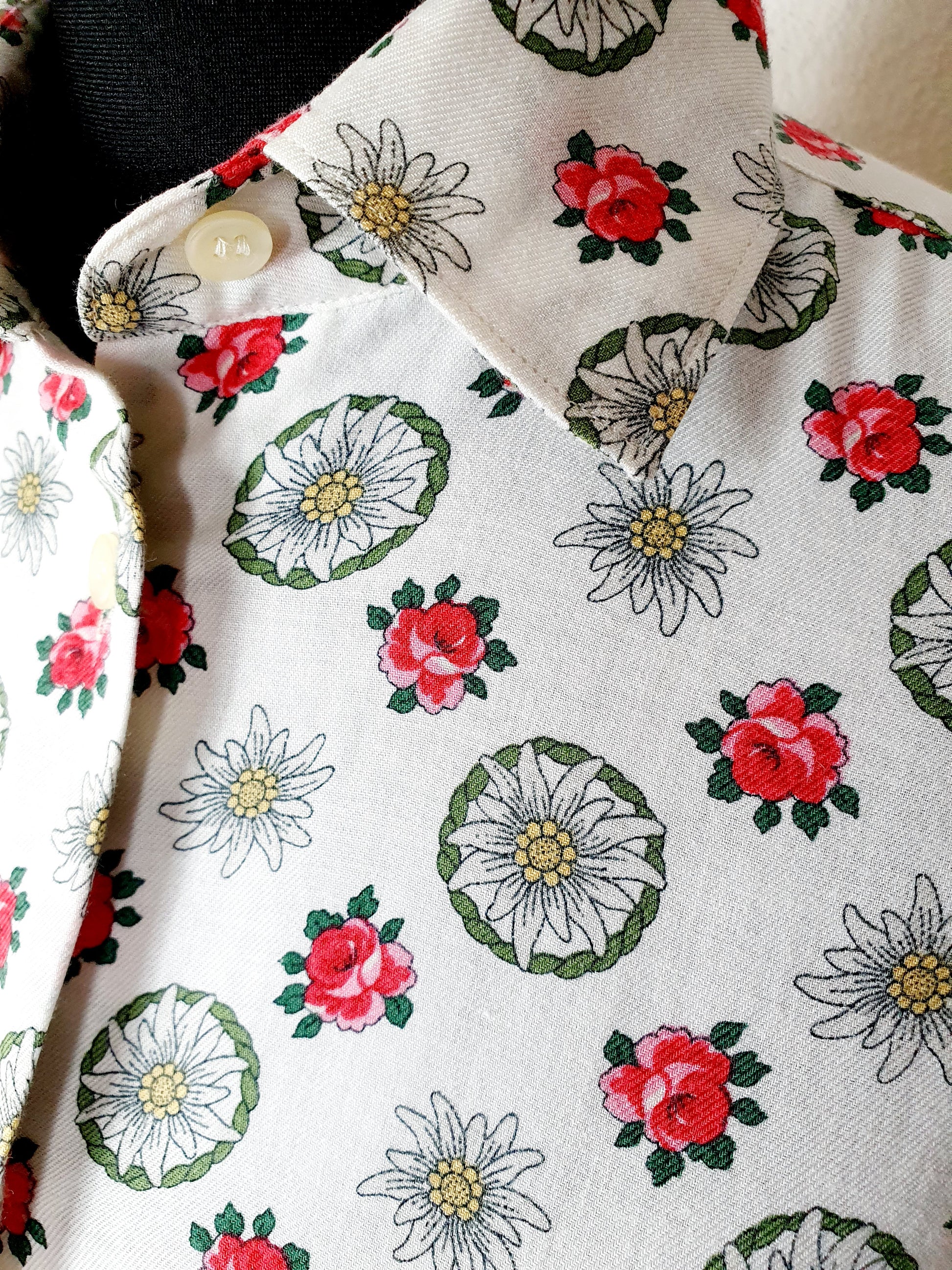 Einzigartige und nachhaltige Vintage Bluse in weiss mit Edelweiss. Unique and sustainable vintage blouse in white with edelweiss. Close-up.