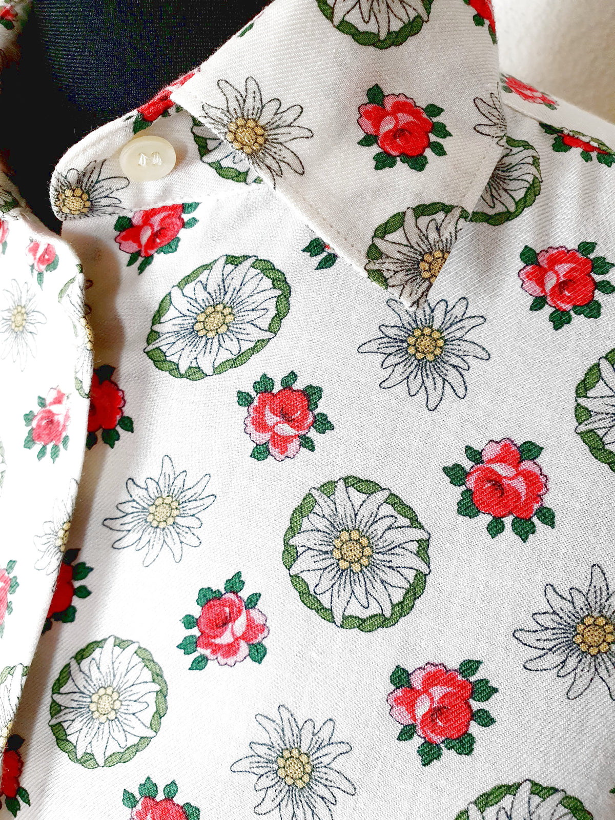 Einzigartige und nachhaltige Vintage Bluse in weiss mit Edelweiss. Unique and sustainable vintage blouse in white with edelweiss. Close-up.