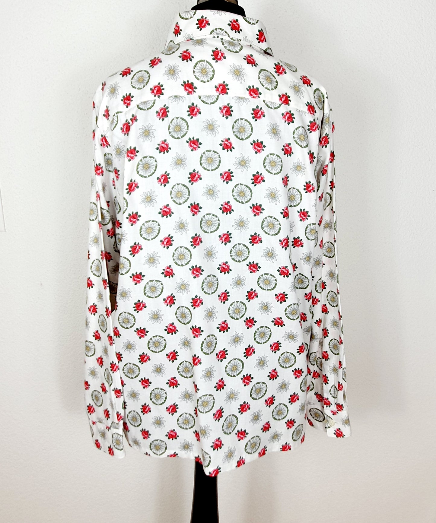 Einzigartige und nachhaltige Vintage Bluse in weiss mit Edelweiss. Unique and sustainable vintage blouse in white with edelweiss. Back.