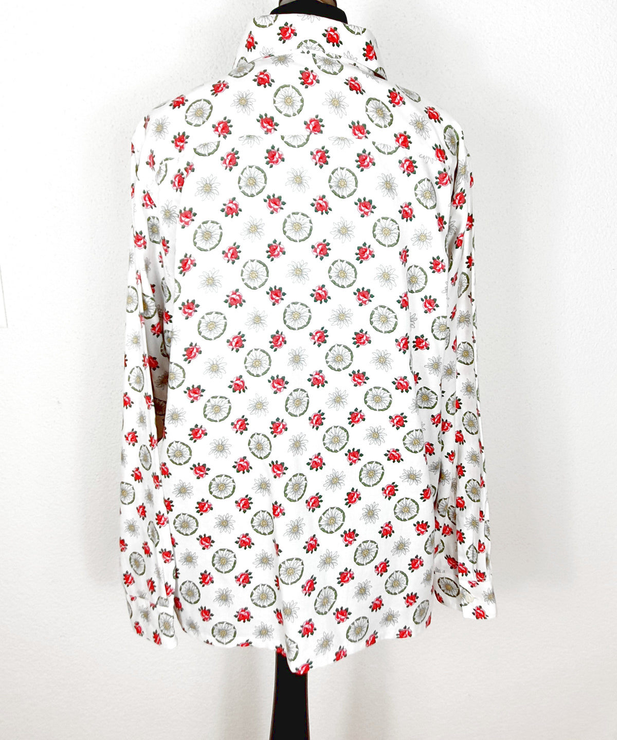 Einzigartige und nachhaltige Vintage Bluse in weiss mit Edelweiss. Unique and sustainable vintage blouse in white with edelweiss. Back.