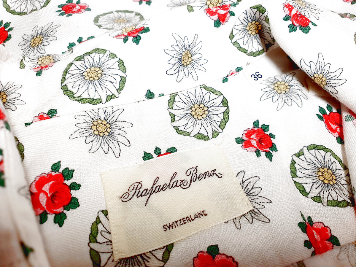Einzigartige und nachhaltige Vintage Bluse in weiss mit Edelweiss. Unique and sustainable vintage blouse in white with edelweiss. Tag.