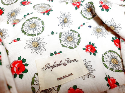 Einzigartige und nachhaltige Vintage Bluse in weiss mit Edelweiss. Unique and sustainable vintage blouse in white with edelweiss. Tag.