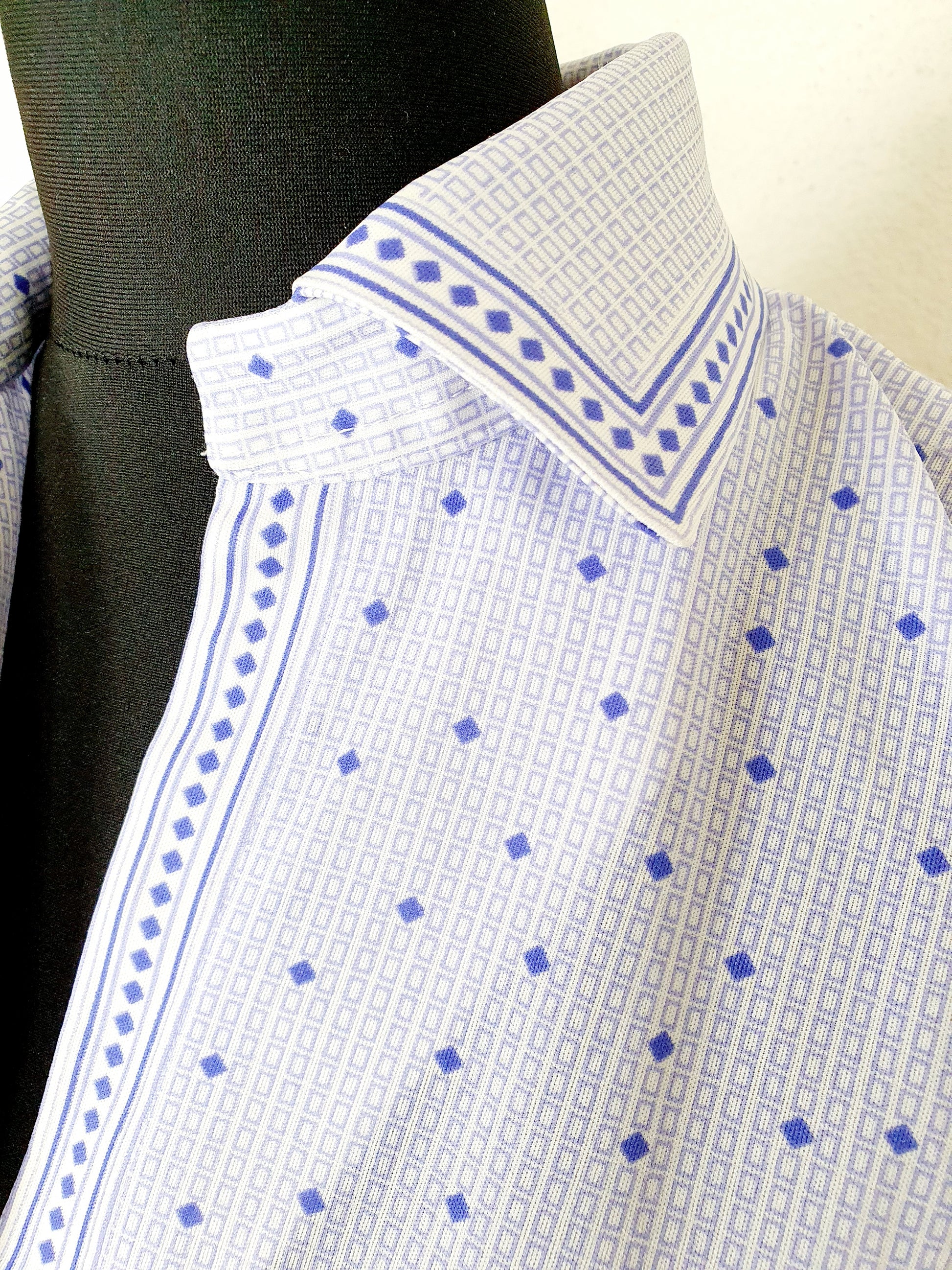 Einzigartiges und nachhaltiges Vintage Shirt in violett-weiss. Unique and sustainable vintage shirt in purple-white. Collar.