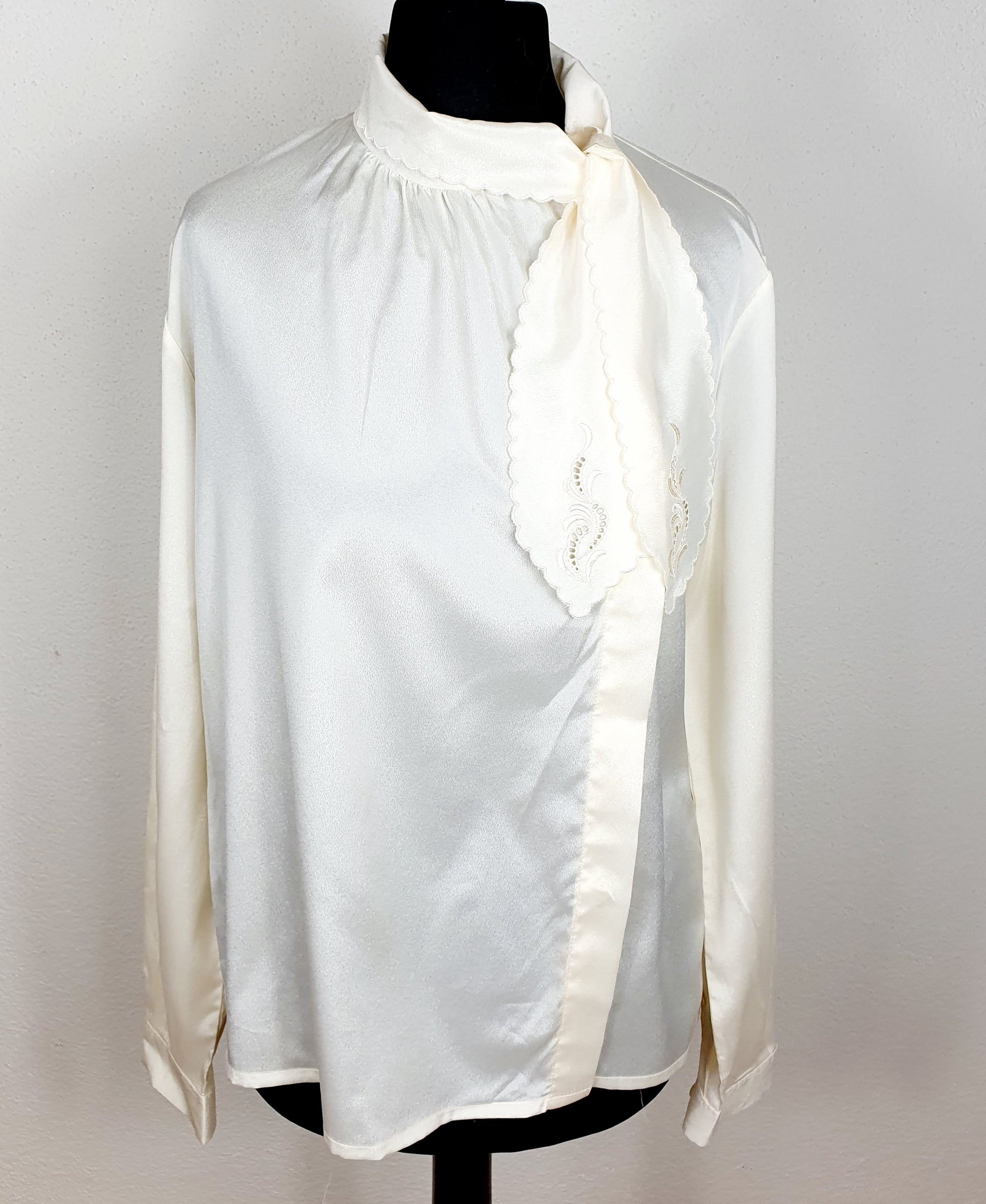 Einzigartige und nachhaltige Vintage Bluse in Eierschale mit Schleife. Unique and sustainable vintage blouse in off-white with bow. Front.