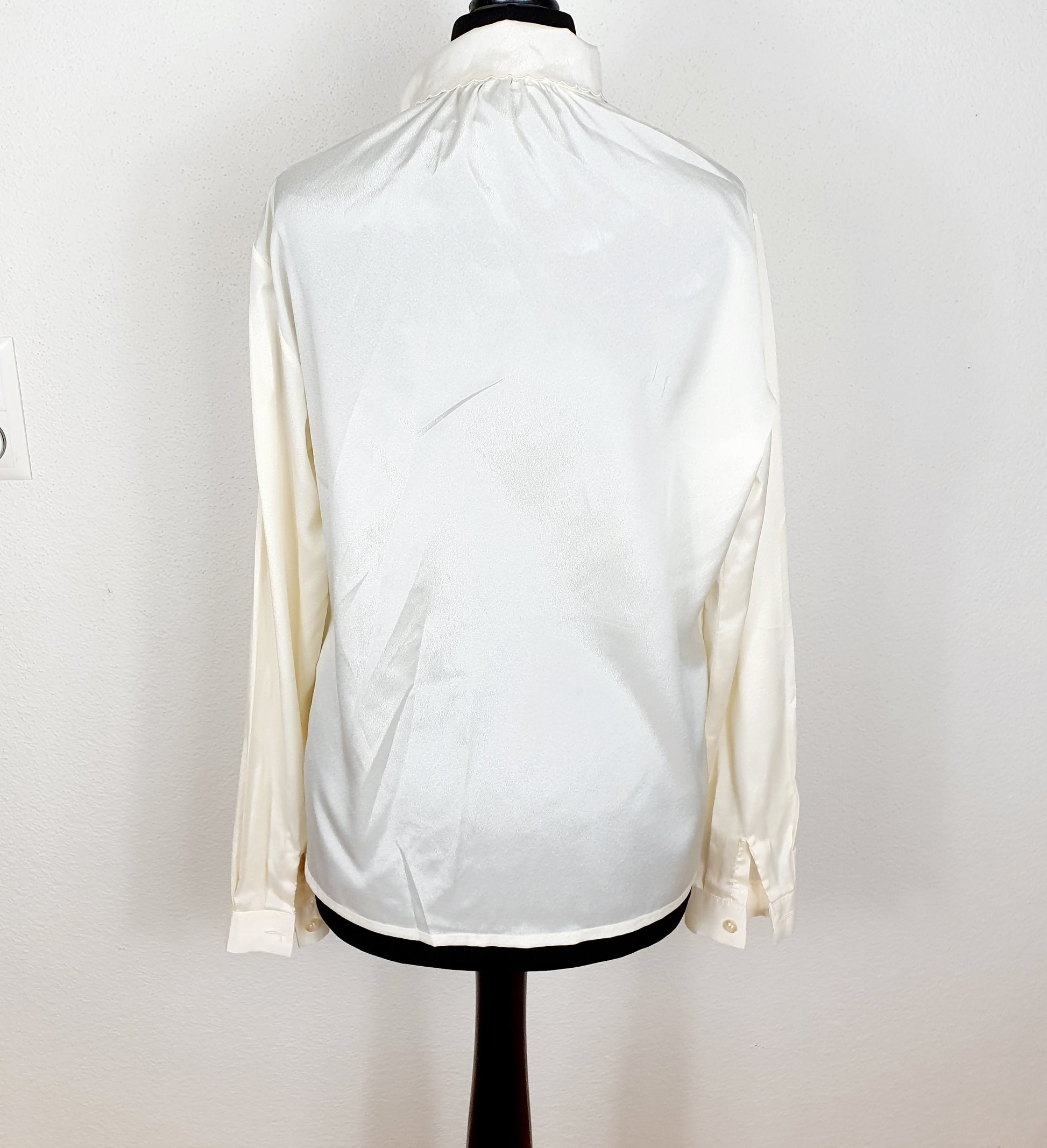Einzigartige und nachhaltige Vintage Bluse in Eierschale mit Schleife. Unique and sustainable vintage blouse in off-white with bow. Back.