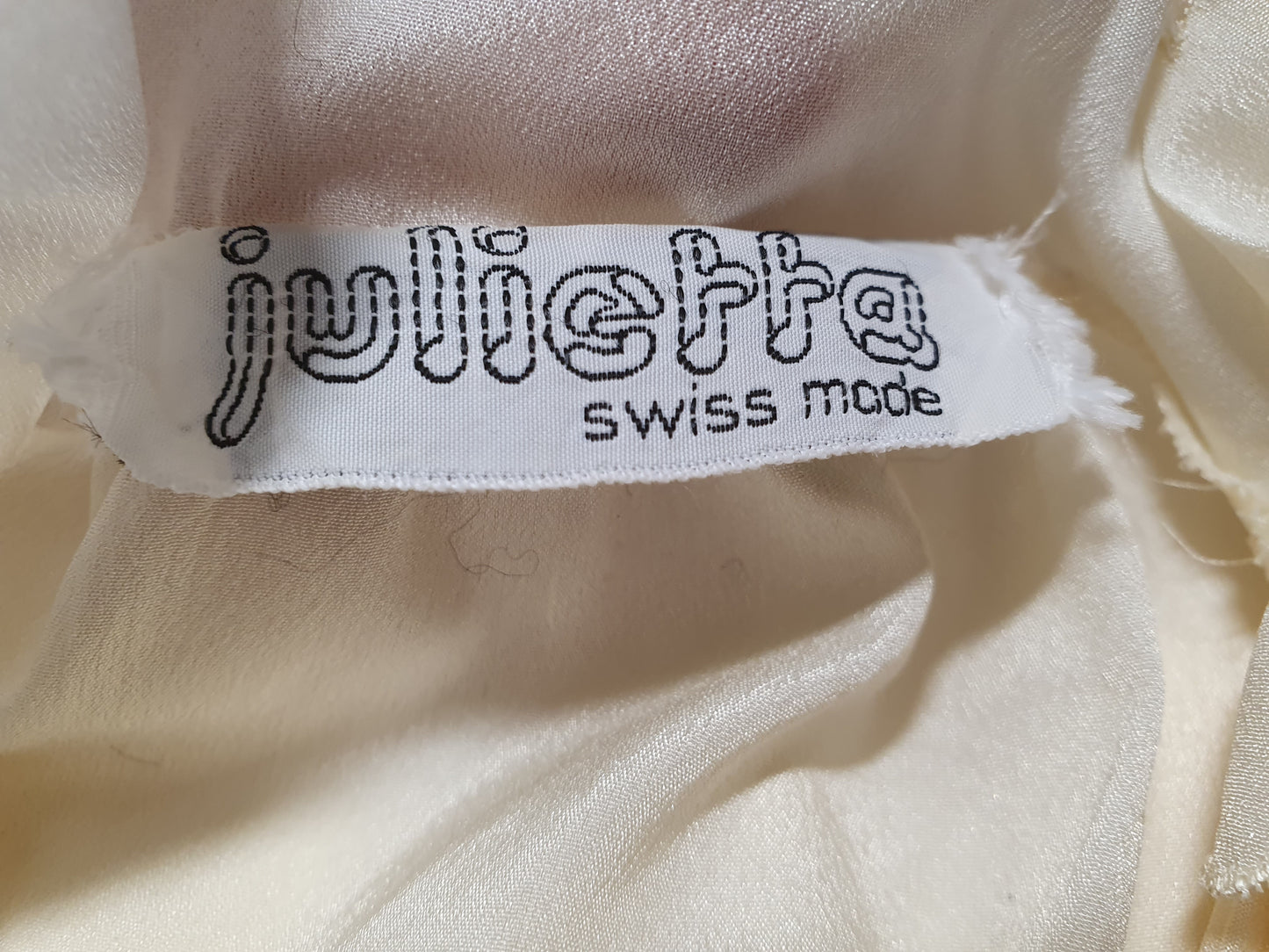 Einzigartige und nachhaltige Vintage Bluse in Eierschale mit Schleife. Unique and sustainable vintage blouse in off-white with bow. Tag.
