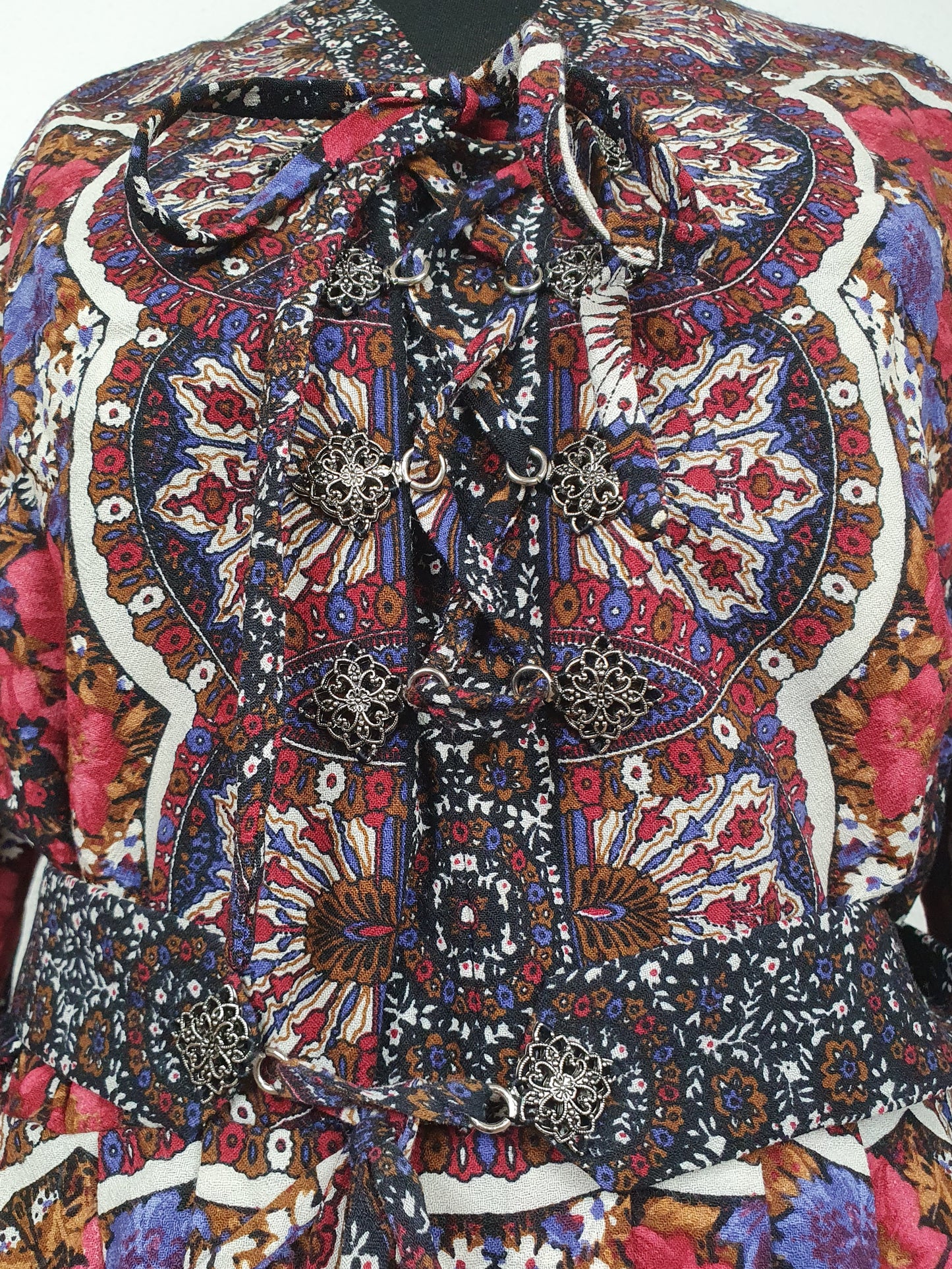 Einzigartiges und nachhaltiges Vintage Kleid mit Blumen und Gürtel. Unique and sustainable vintage dress with flowers and belt. Close-up.