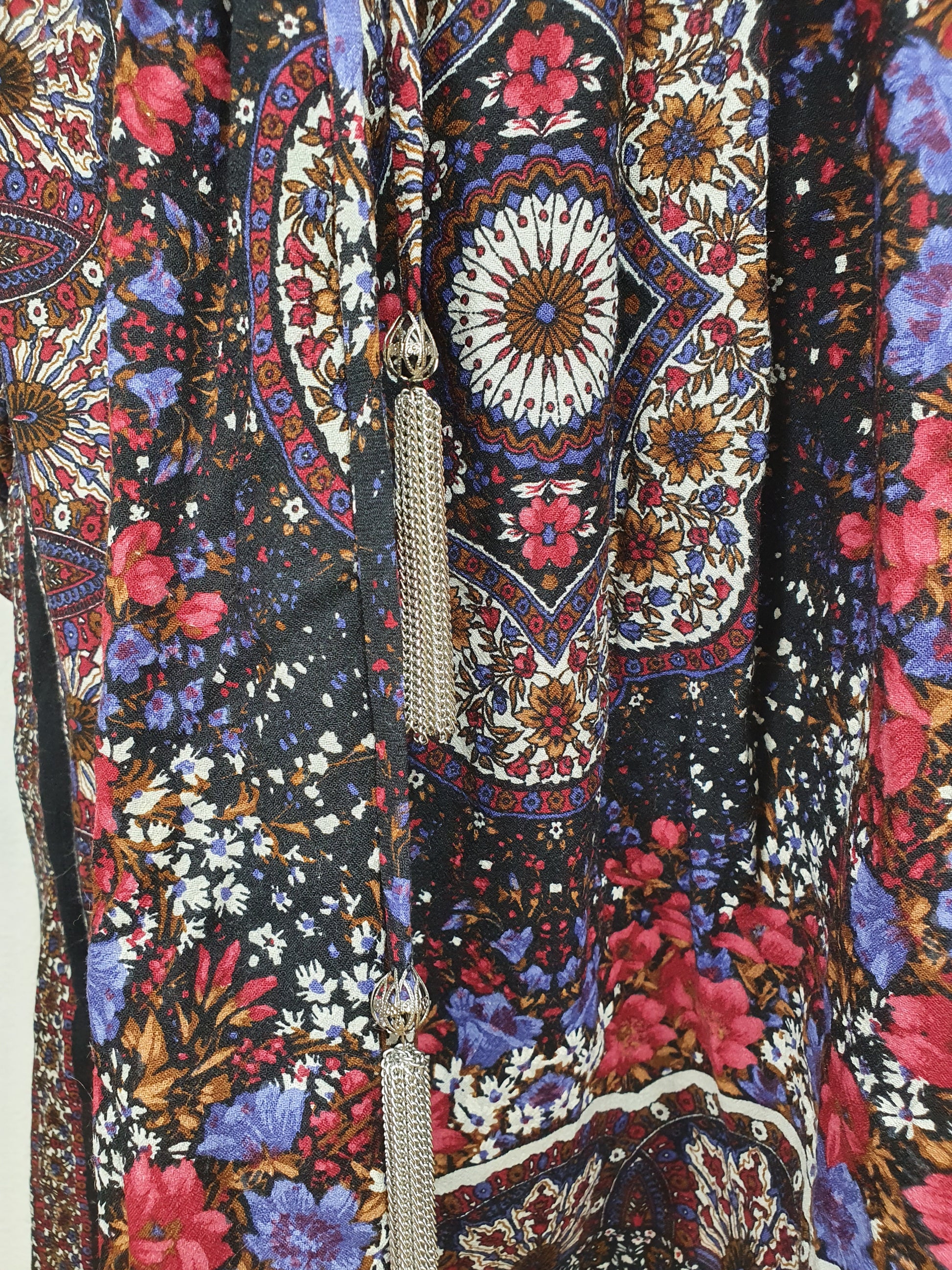 Einzigartiges und nachhaltiges Vintage Kleid mit Blumen und Gürtel. Unique and sustainable vintage dress with flowers and belt. Belt.