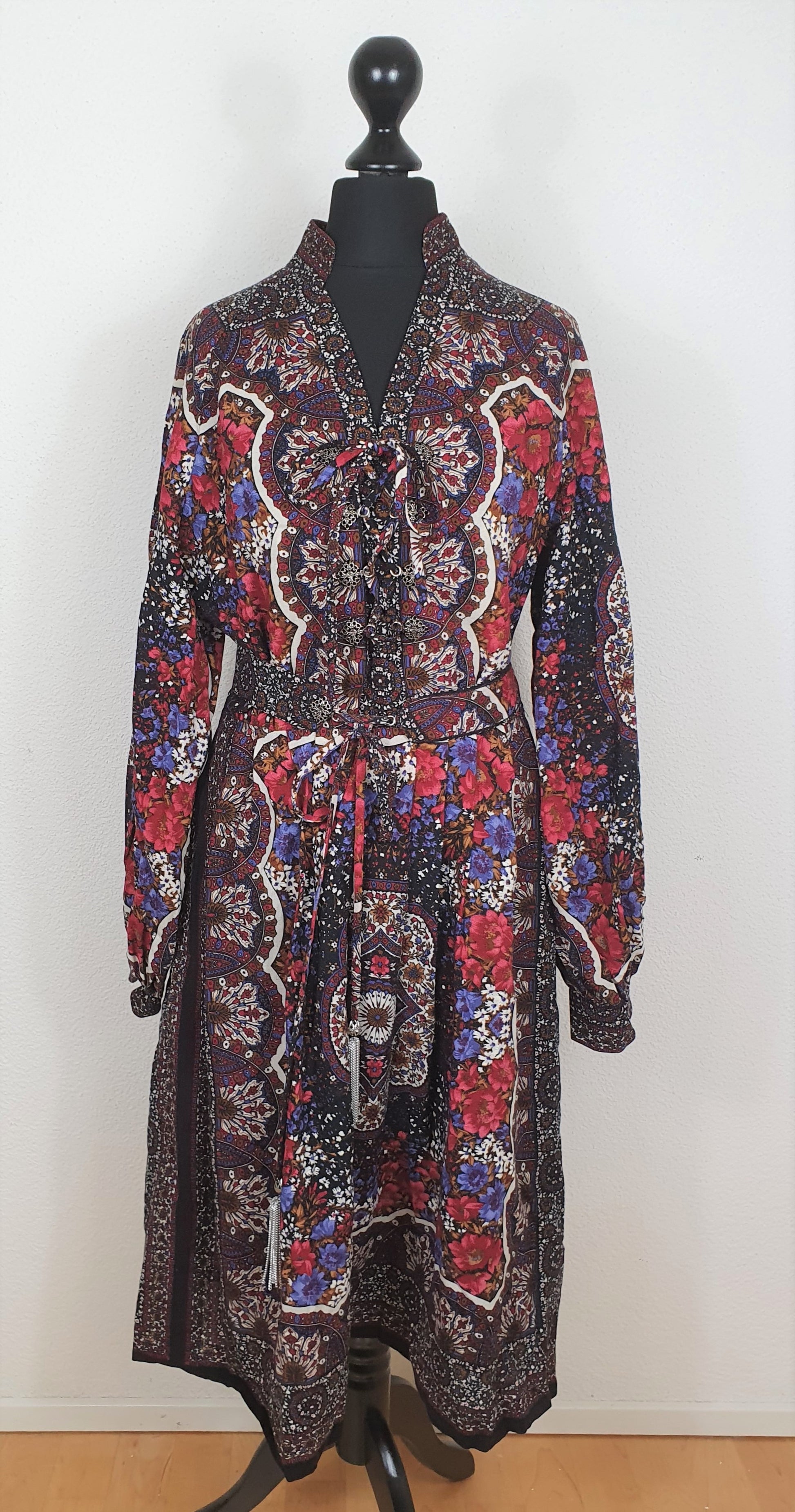 Einzigartiges und nachhaltiges Vintage Kleid mit Blumen und Gürtel. Unique and sustainable vintage dress with flowers and belt. Front.