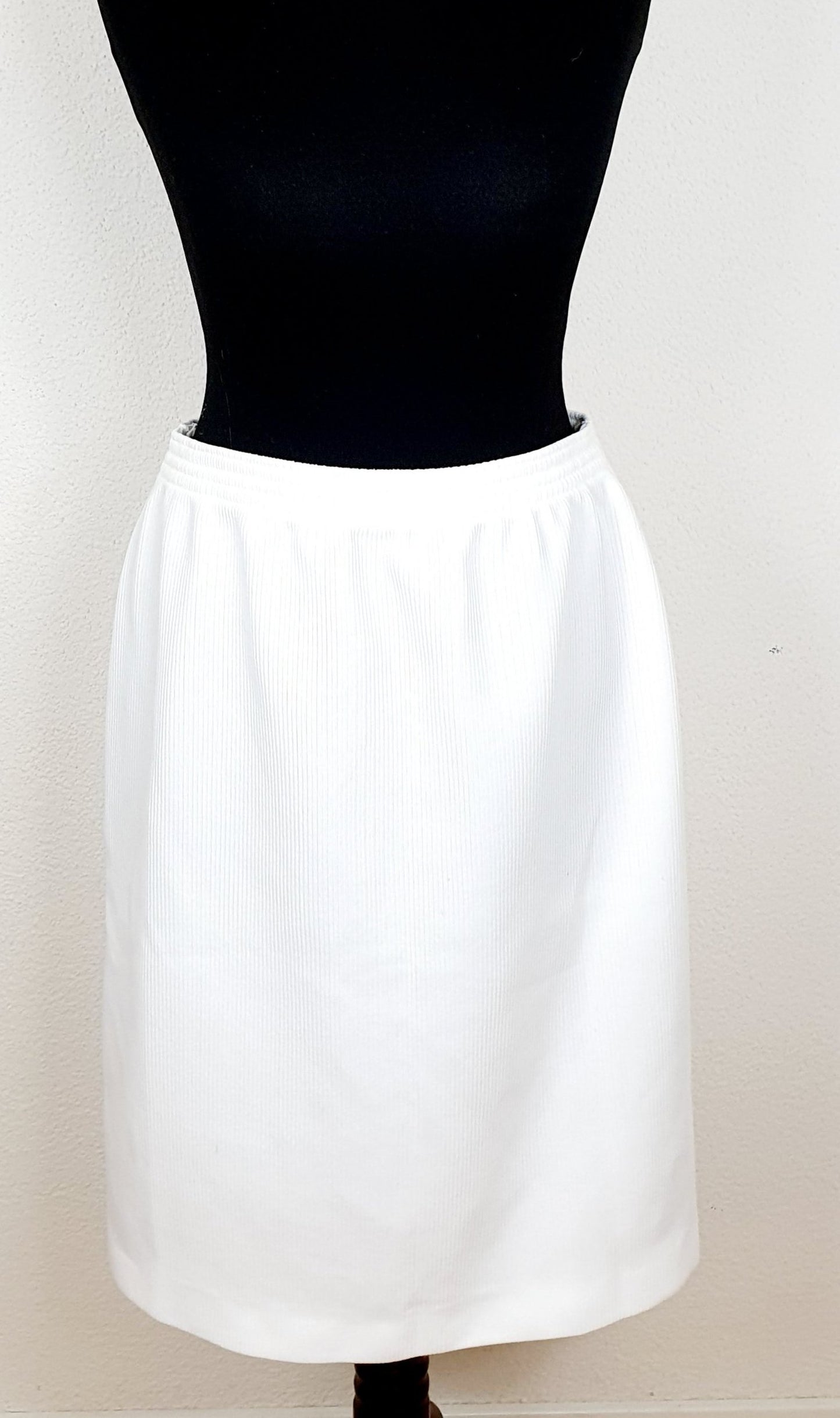 Einzigartiger und nachhaliger Vintage Rock in weiss. Unique and sustainable vintage skirt in white.Einzigartiger und nachhaliger Vintage Rock in weiss. Unique and sustainable vintage skirt in white. Front.
