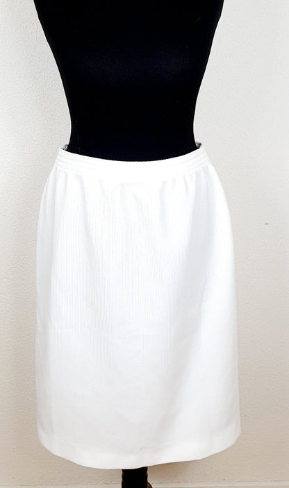 Einzigartiger und nachhaliger Vintage Rock in weiss. Unique and sustainable vintage skirt in white.Einzigartiger und nachhaliger Vintage Rock in weiss. Unique and sustainable vintage skirt in white. Front.