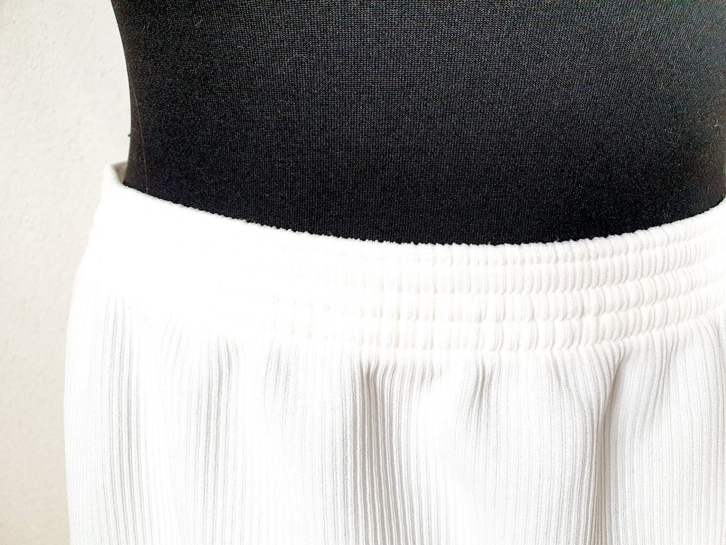 Einzigartiger und nachhaliger Vintage Rock in weiss. Unique and sustainable vintage skirt in white. Close-up.