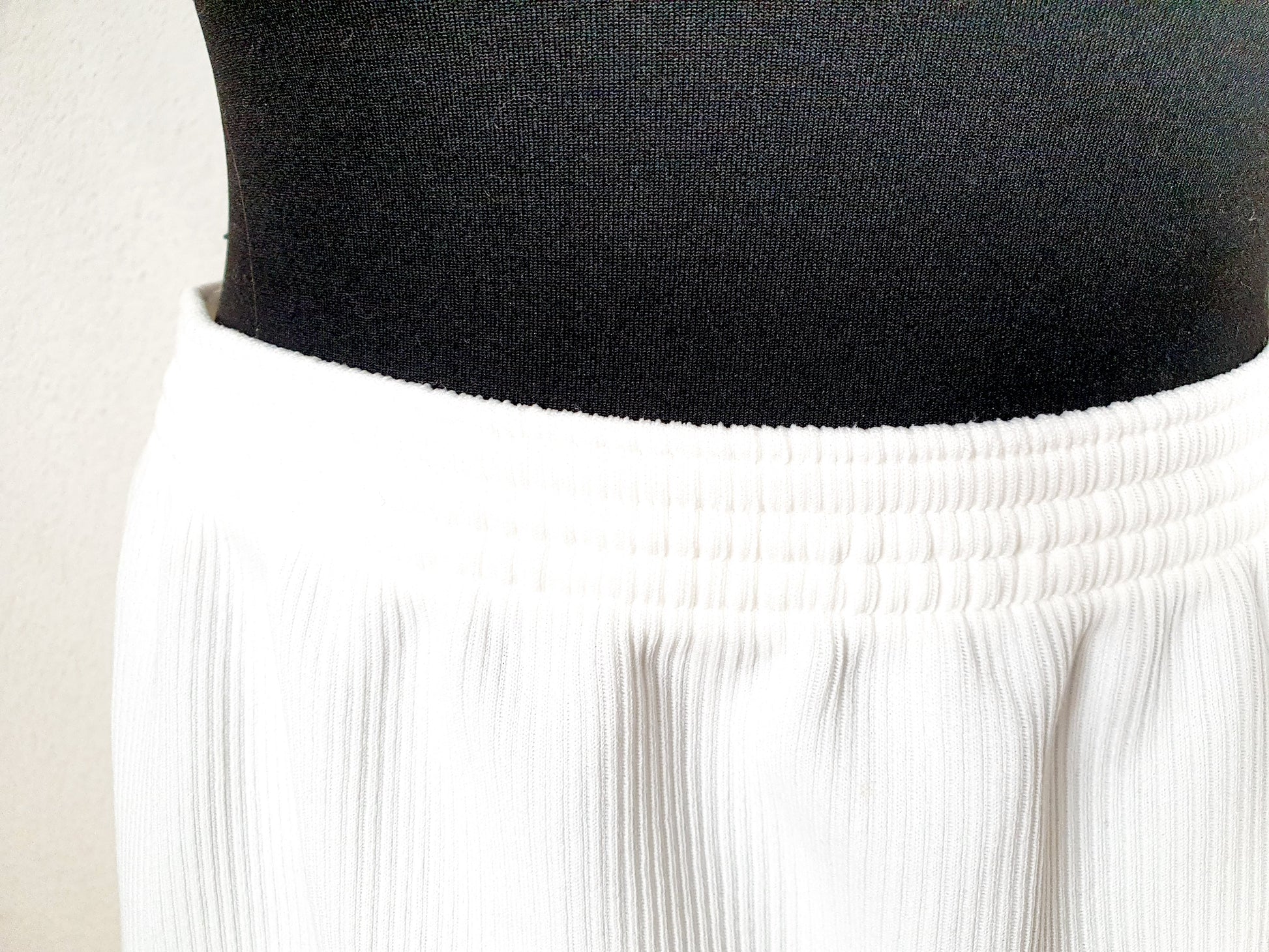 Einzigartiger und nachhaliger Vintage Rock in weiss. Unique and sustainable vintage skirt in white. Close-up.