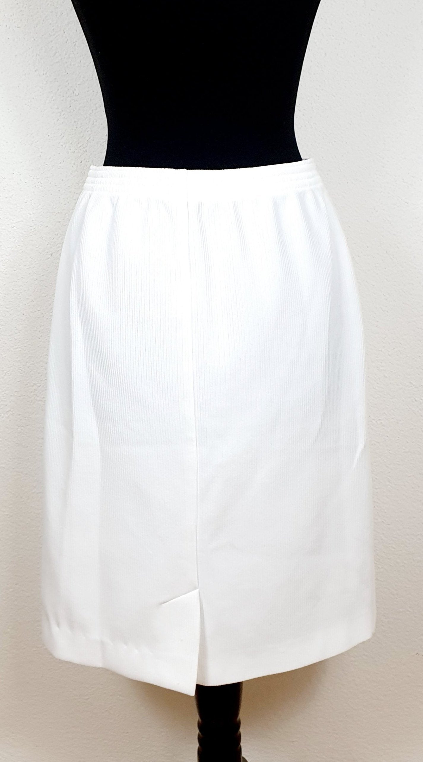 Einzigartiger und nachhaliger Vintage Rock in weiss. Unique and sustainable vintage skirt in white. Back.