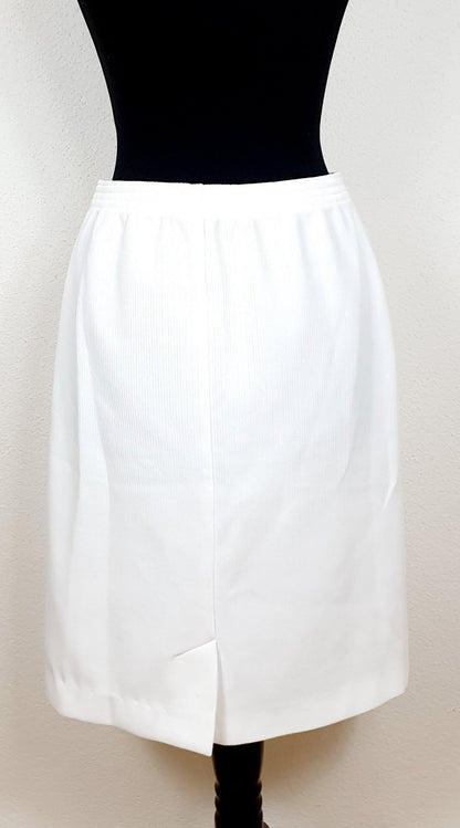 Einzigartiger und nachhaliger Vintage Rock in weiss. Unique and sustainable vintage skirt in white. Back.