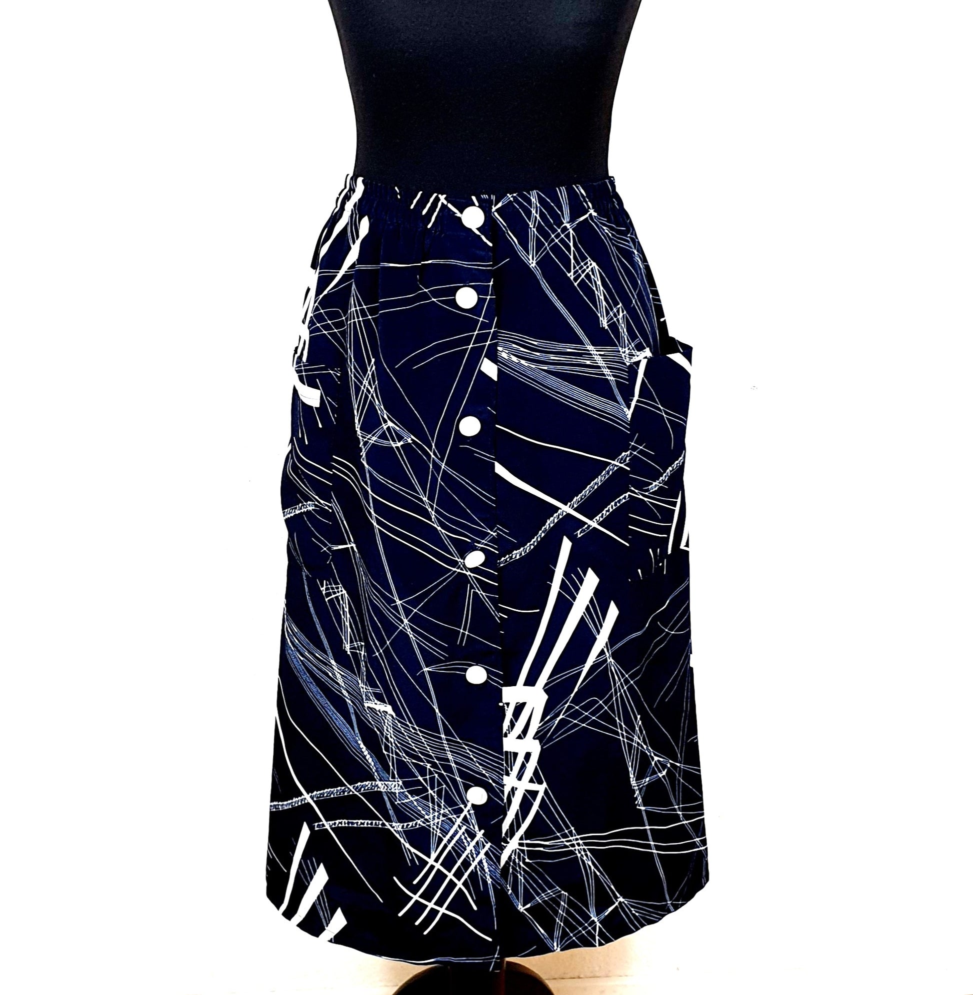 Einzigartiger und nachhaltiger Vintage Rock in blau mit Streifen. Unique and sustainable vintage skirt in blue with stripes. Front.