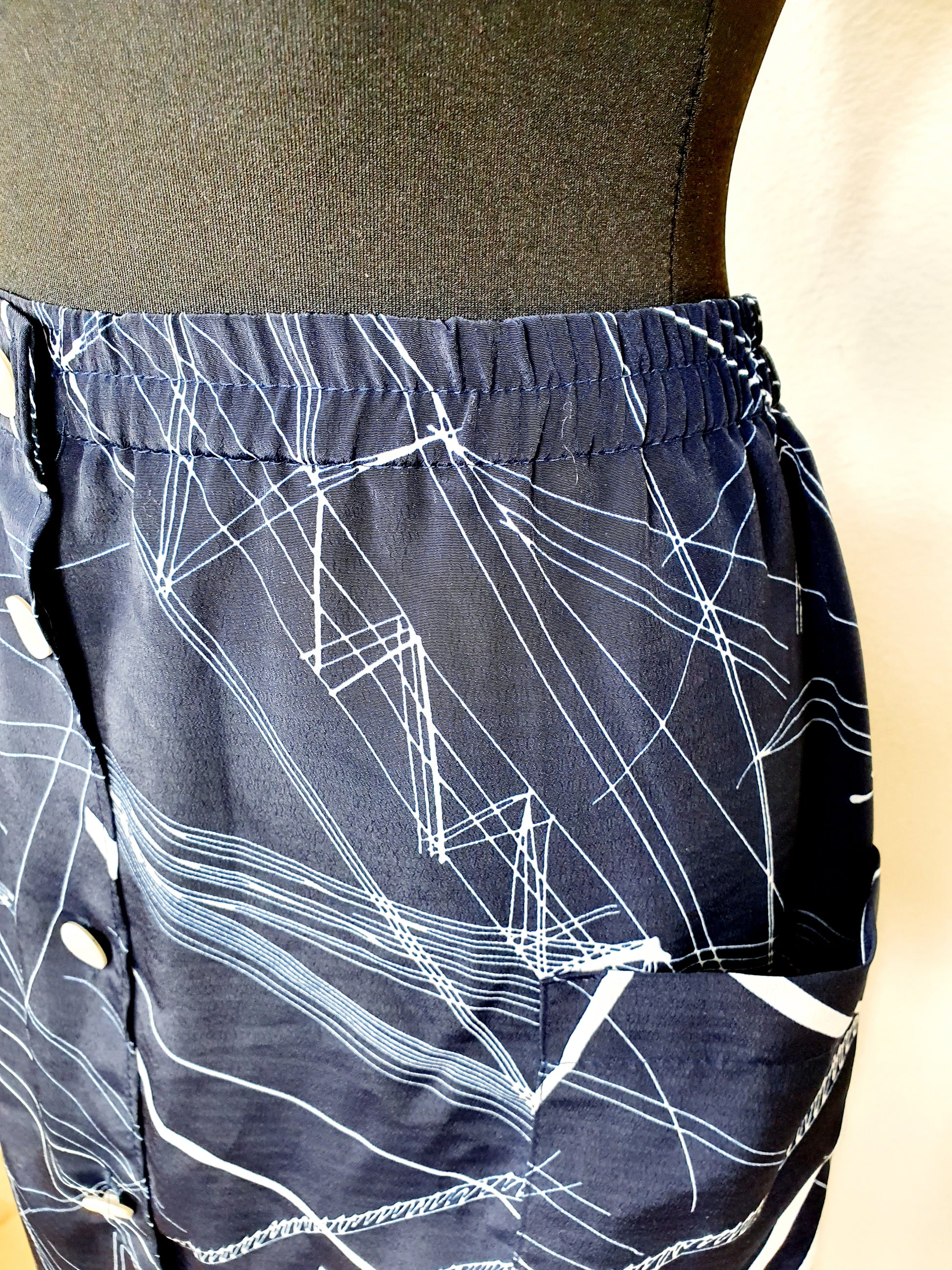 Einzigartiger und nachhaltiger Vintage Rock in blau mit Streifen. Unique and sustainable vintage skirt in blue with stripes. Close-up.
