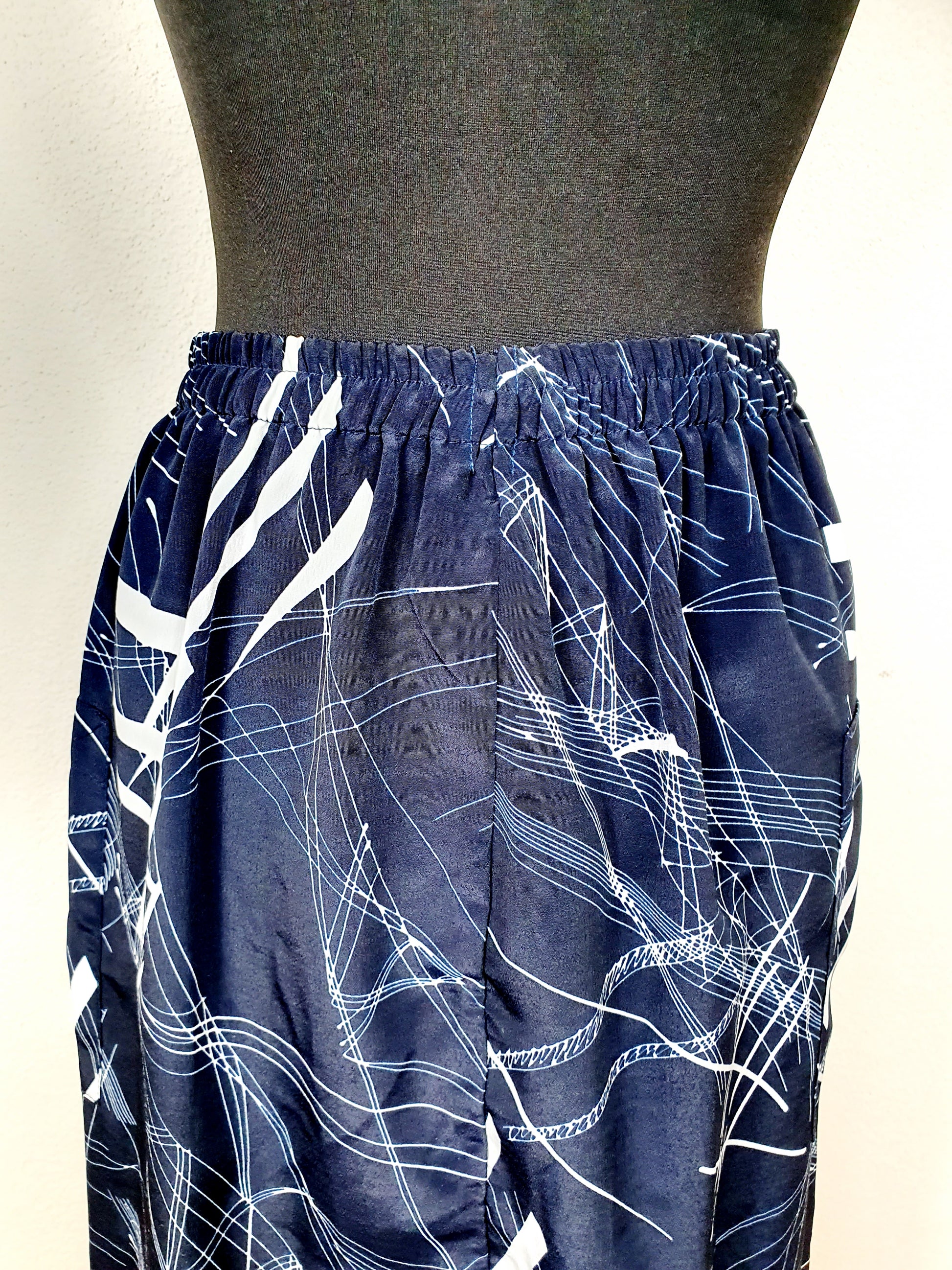 Einzigartiger und nachhaltiger Vintage Rock in blau mit Streifen. Unique and sustainable vintage skirt in blue with stripes. Back.