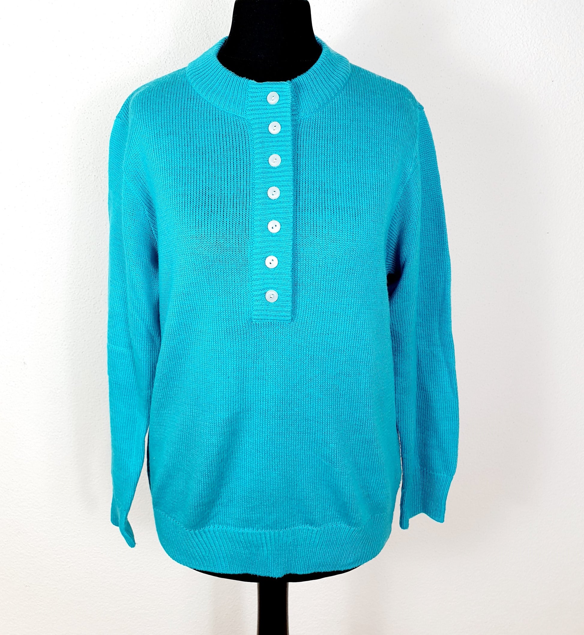 Einzigartiger und nachhaltiger Vintage Pullover in aquamarin. Unique and sustainable vintage pullover in teal. Front.