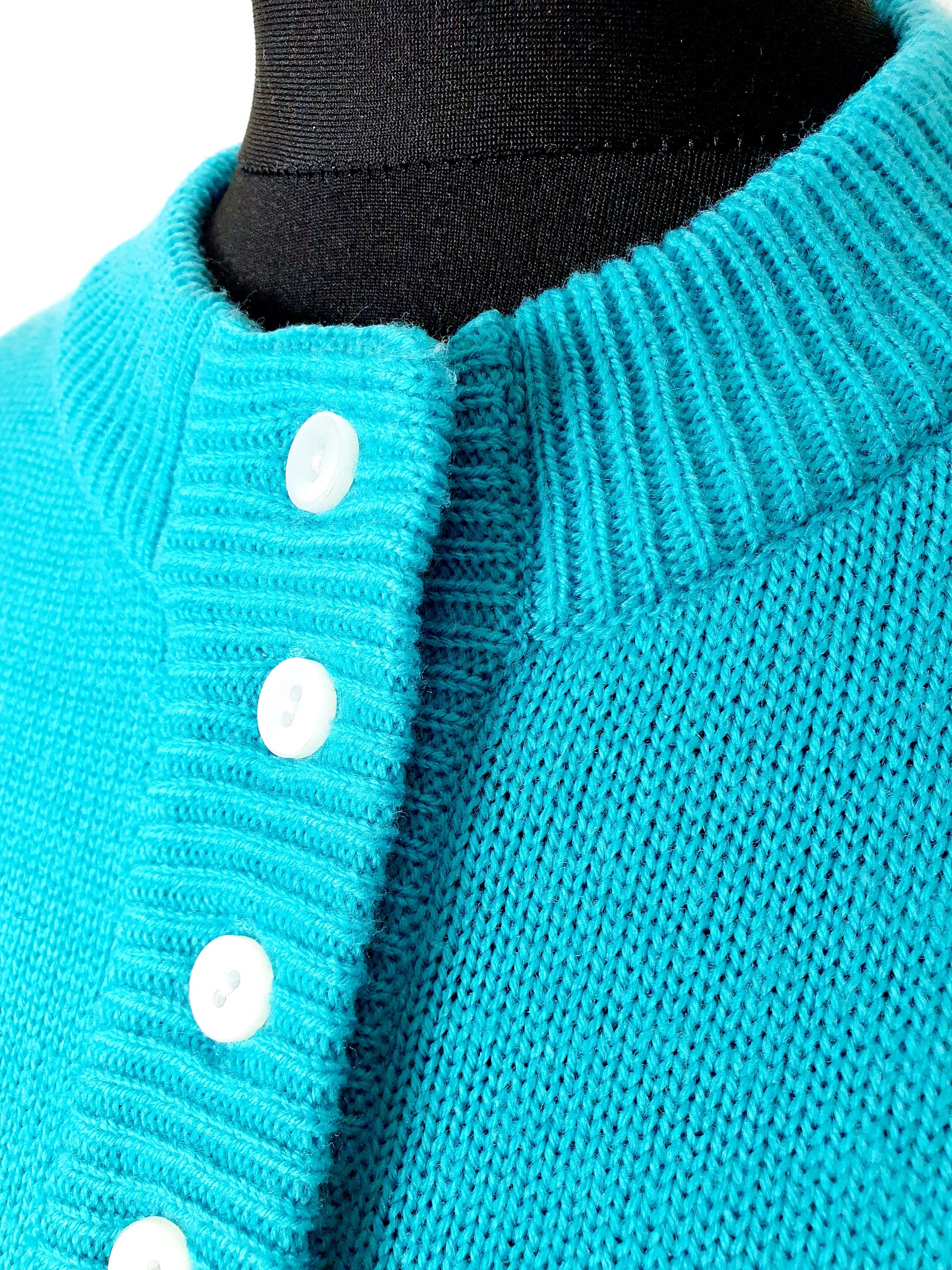 Einzigartiger und nachhaltiger Vintage Pullover in aquamarin. Unique and sustainable vintage pullover in teal. Close-up.