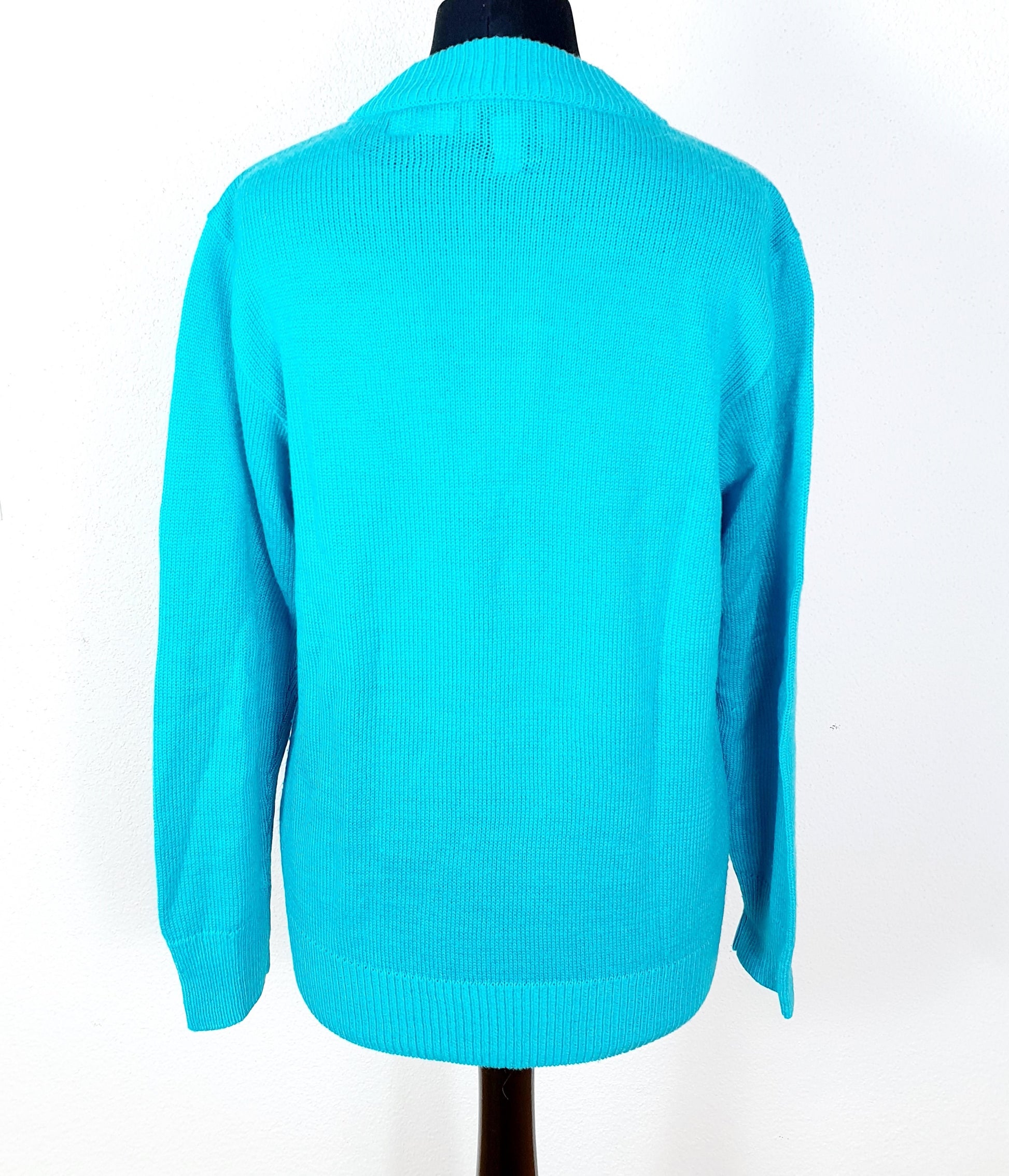Einzigartiger und nachhaltiger Vintage Pullover in aquamarin. Unique and sustainable vintage pullover in teal. Back.