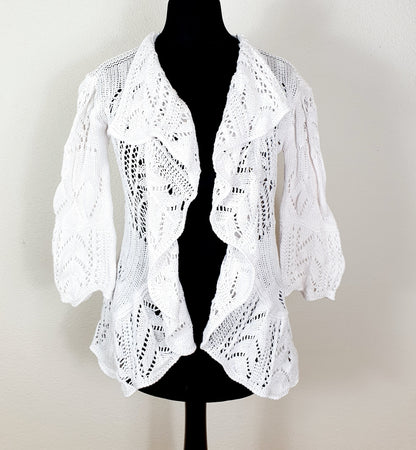 Einzigartiger und nachhaltiger Vintage Cardigan in weiss. Unique and sustainable vintage cardigan in white. Front.