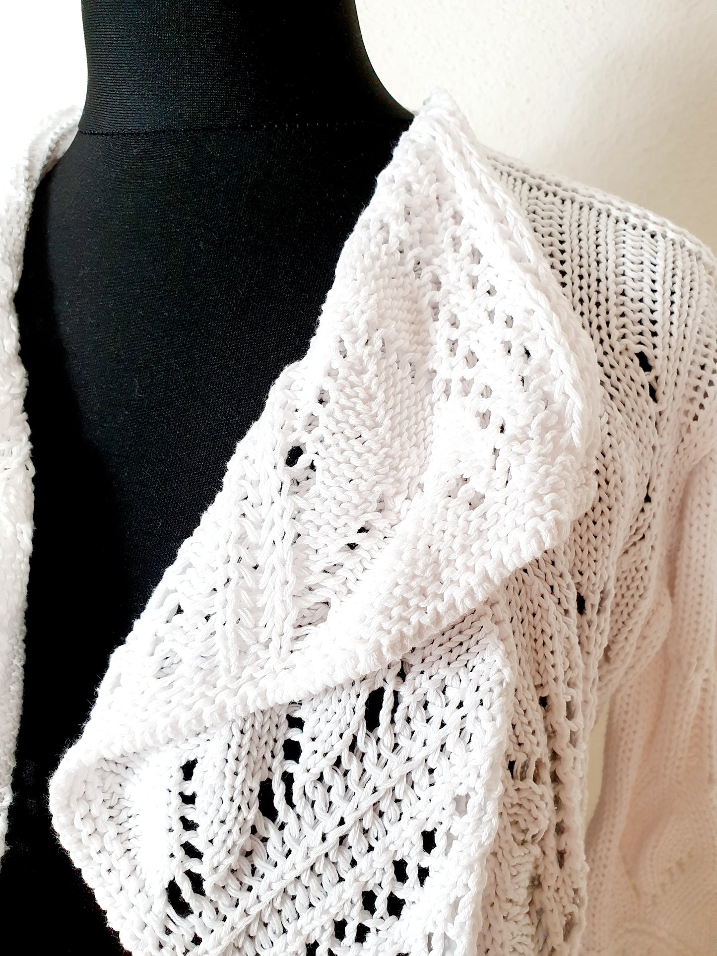 Einzigartiger und nachhaltiger Vintage Cardigan in weiss. Unique and sustainable vintage cardigan in white. Close-up.