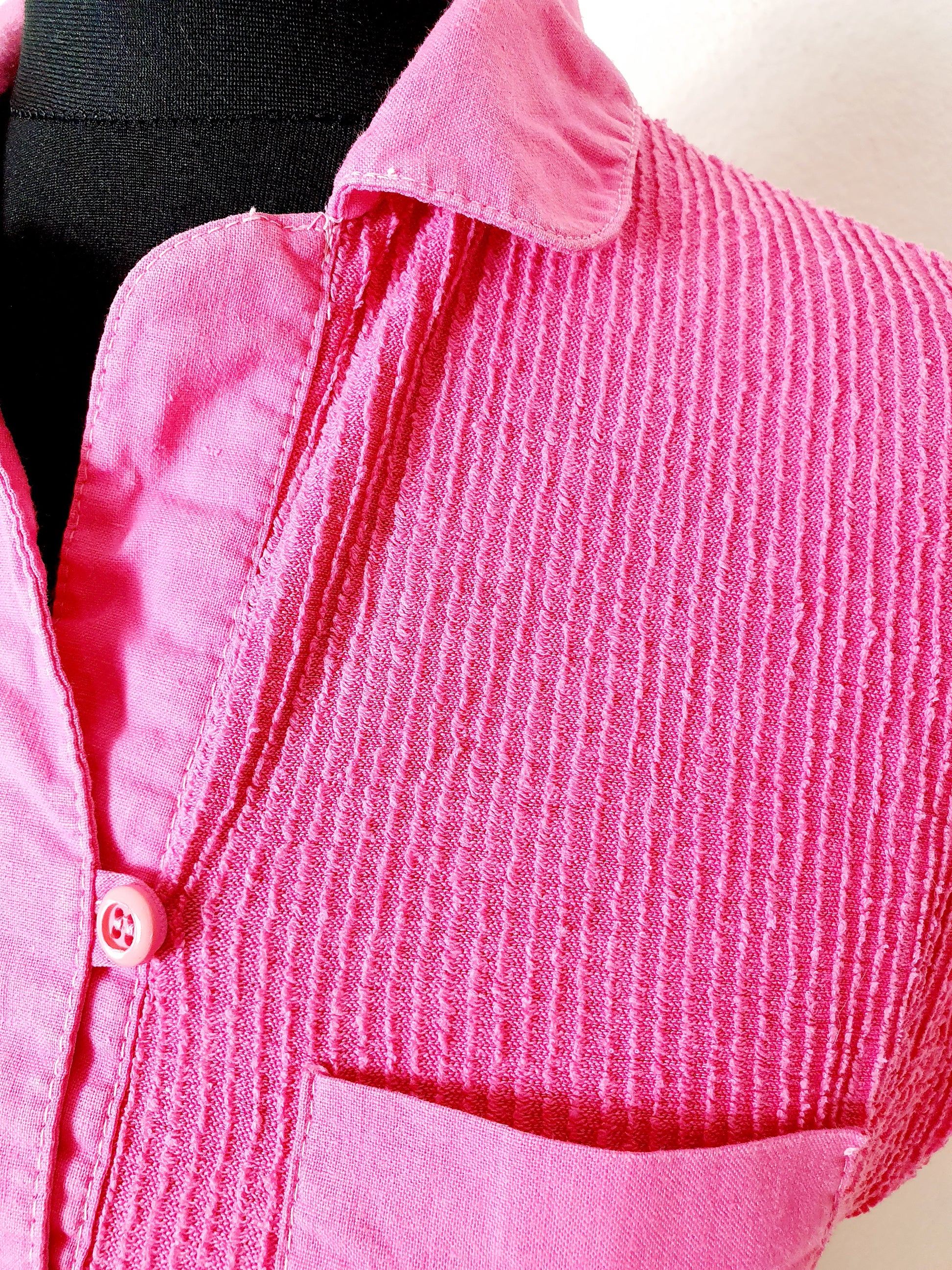 Einzigartiges und nachhaltiges Vintage T-Shirt in pink und Frottee. Unique and sustainable vintage t-shirt in pink and terry cloth. Close-up.