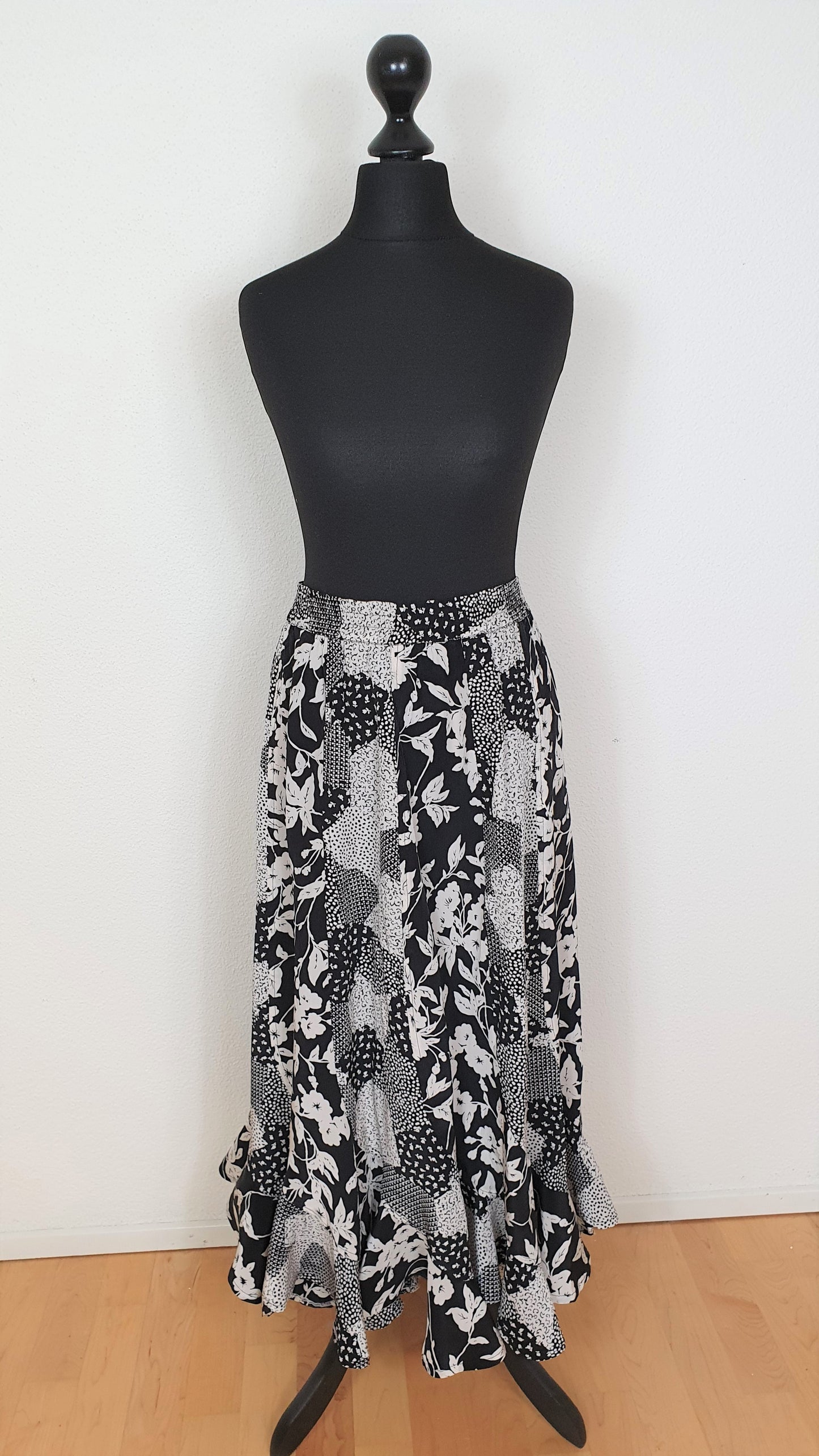 Einzigartiger und nachhaltiger Vintage Rock in schwarz-weiss mit Patchwork. Unique and sustainable vintage skirt in black-white with patchwork. Front.