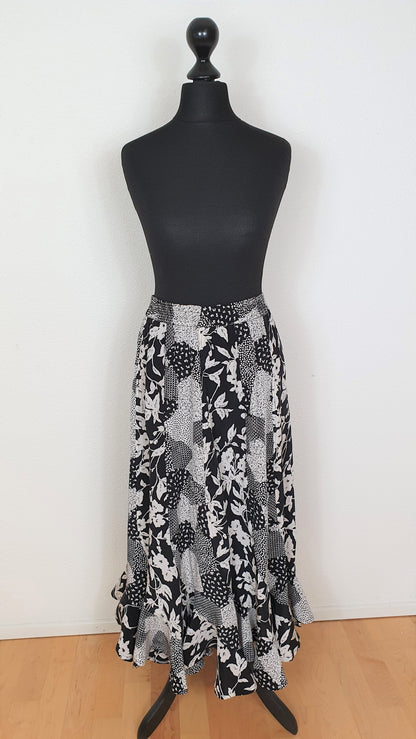 Einzigartiger und nachhaltiger Vintage Rock in schwarz-weiss mit Patchwork. Unique and sustainable vintage skirt in black-white with patchwork. Front.