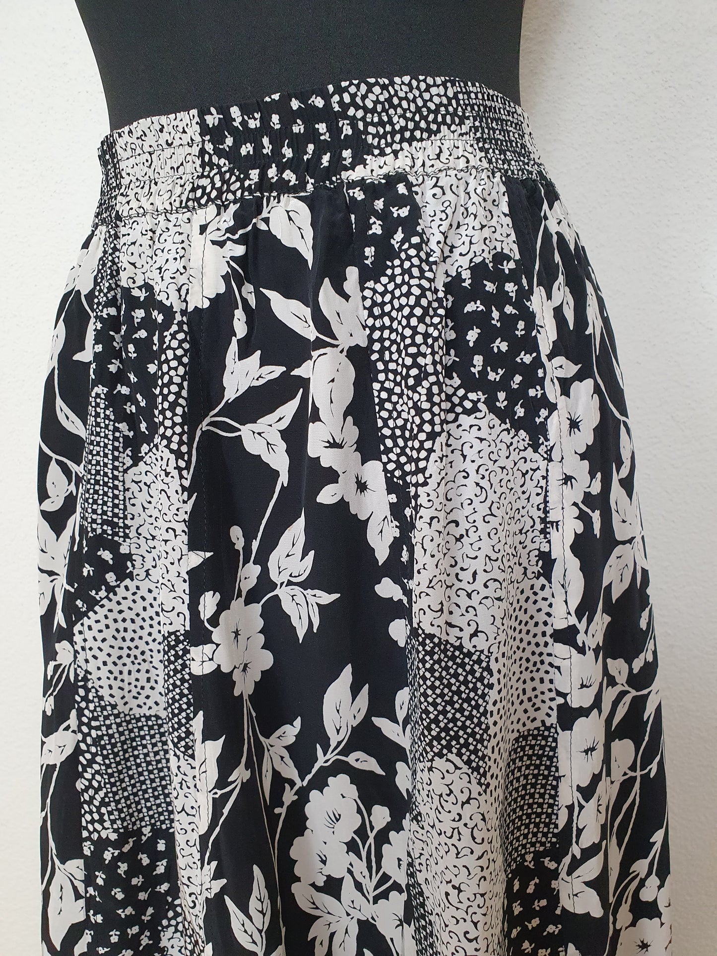 Einzigartiger und nachhaltiger Vintage Rock in schwarz-weiss mit Patchwork. Unique and sustainable vintage skirt in black-white with patchwork. Close-up-