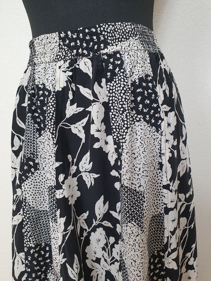 Einzigartiger und nachhaltiger Vintage Rock in schwarz-weiss mit Patchwork. Unique and sustainable vintage skirt in black-white with patchwork. Close-up-