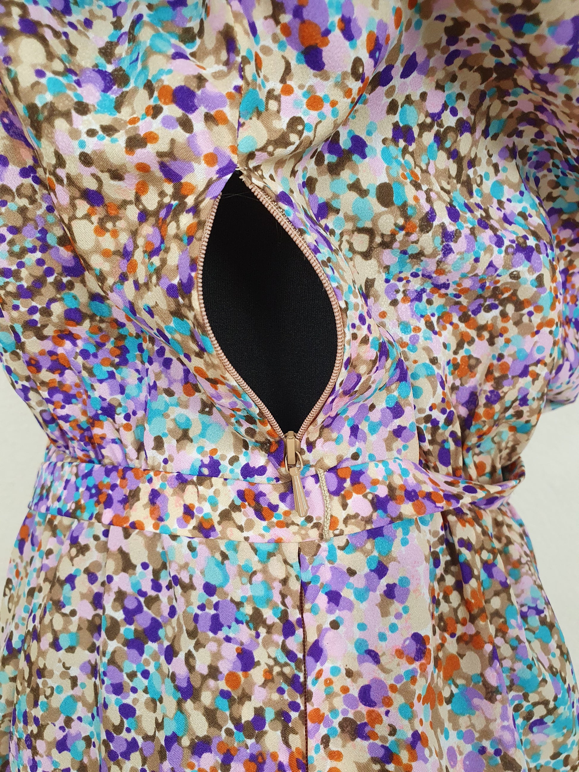 Einzigartiges und nachhaltiges Vintage Kleid in lila mit Punkten. Unique and sustainable vintage dress in purple with polka dots. Zipper.