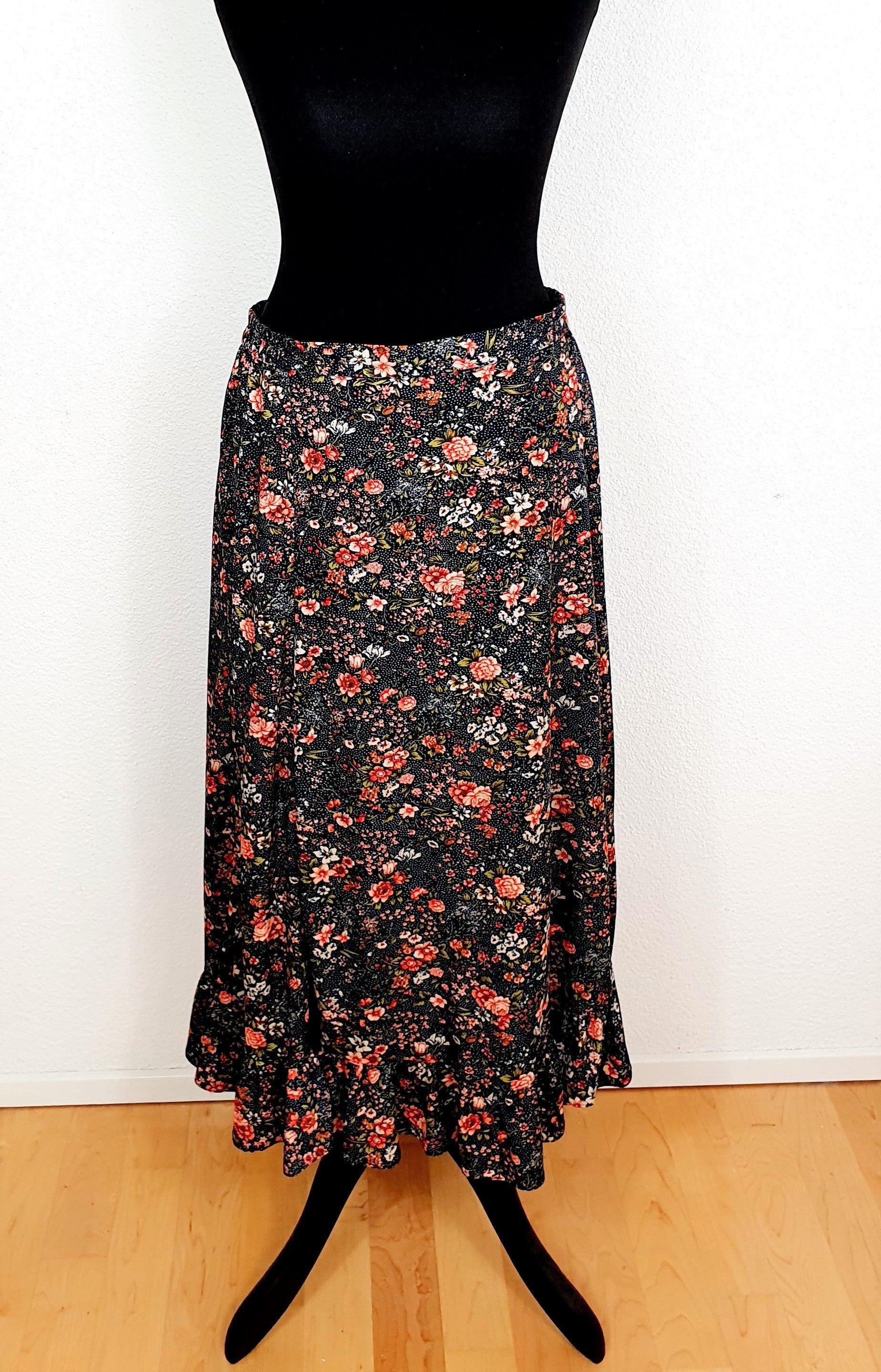 Einzigartiger und nachhaltiger Vintage Rock in blau mit Blumen. Unique and sustainable vintage skirt in blue with flowers. Front.
