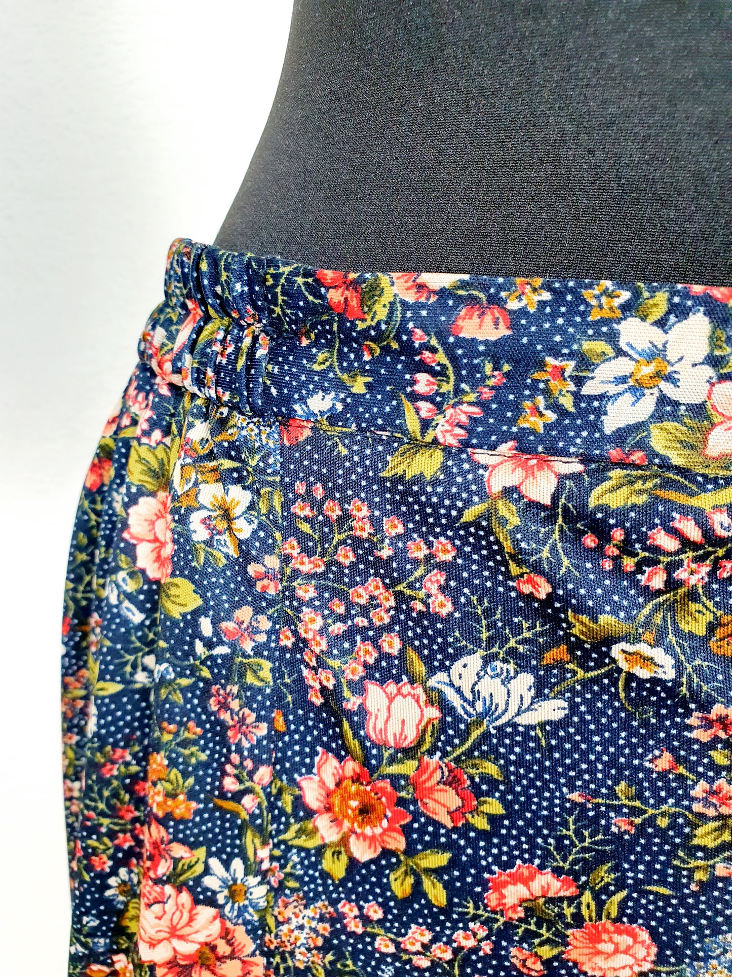 Einzigartiger und nachhaltiger Vintage Rock in blau mit Blumen. Unique and sustainable vintage skirt in blue with flowers. Close-up.