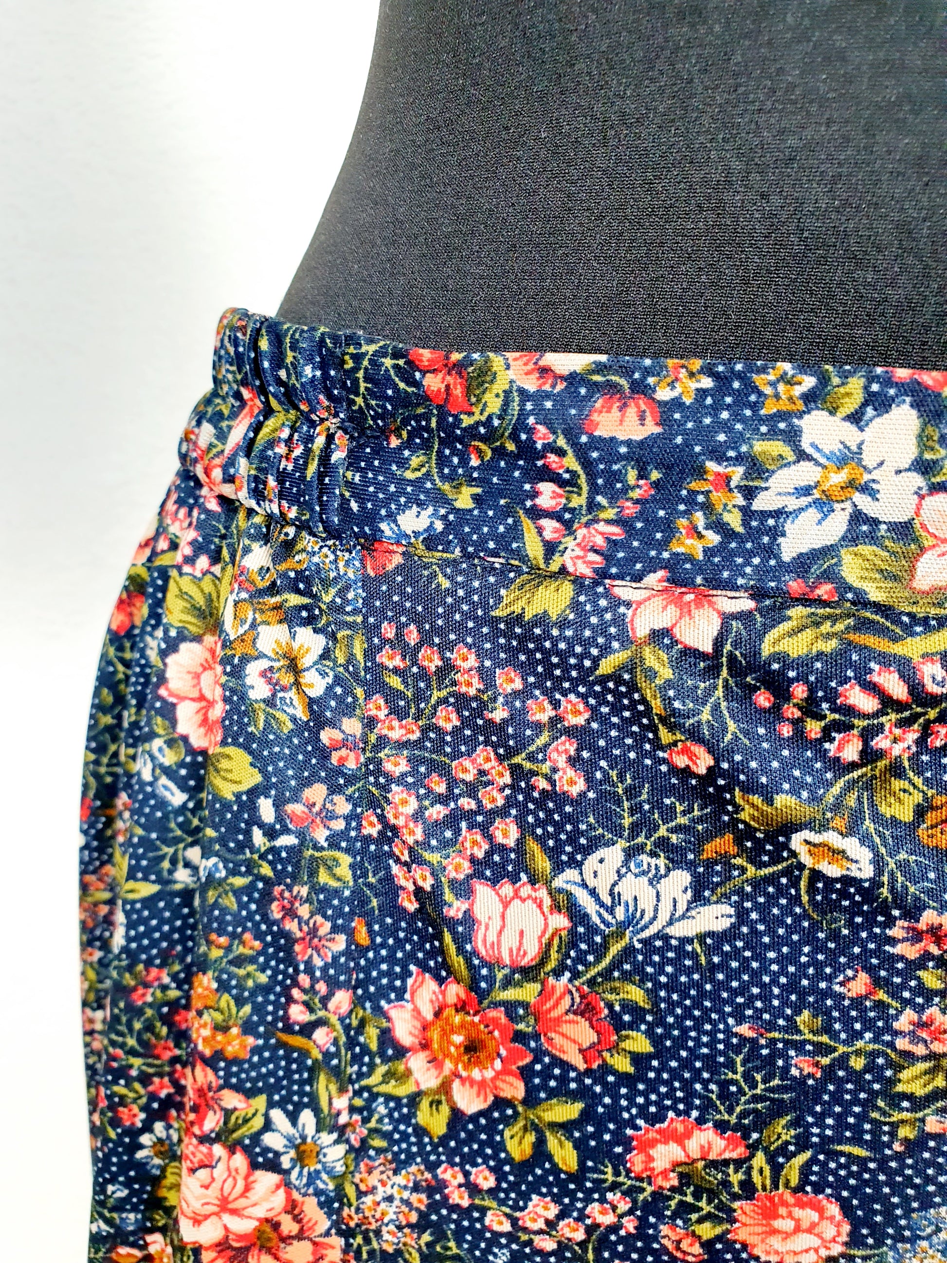 Einzigartiger und nachhaltiger Vintage Rock in blau mit Blumen. Unique and sustainable vintage skirt in blue with flowers. Close-up.