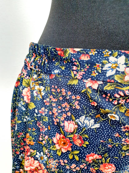 Einzigartiger und nachhaltiger Vintage Rock in blau mit Blumen. Unique and sustainable vintage skirt in blue with flowers. Close-up.