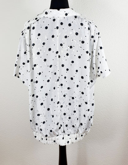 Einzigartige und nachhaltige Vintage Bluse in weiss-schwarz mit Punkten. Unique and sustainable vintage blouse in white-black with polka dots. Back.