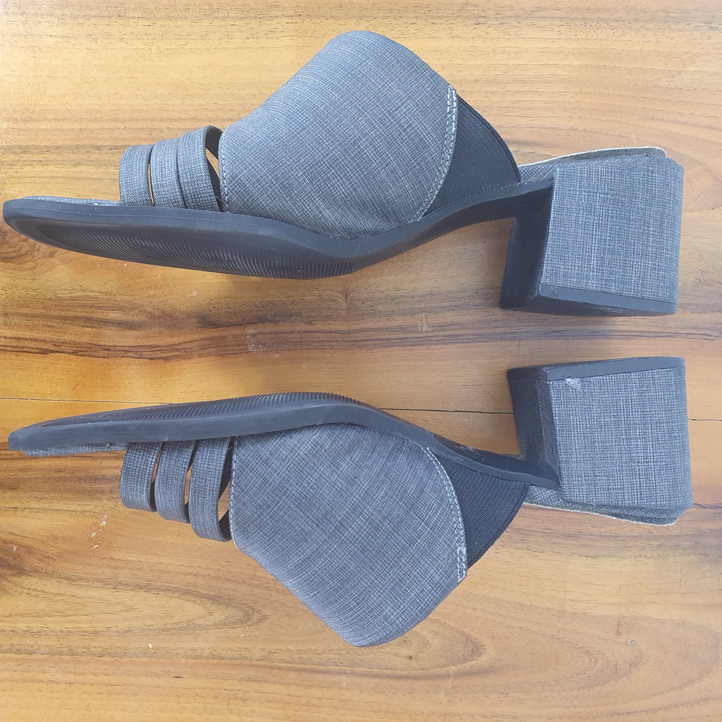 Einzigartige und nachhaltige Vintage Mules in grau. Unique and sustainable vintage mules in grey. Side.