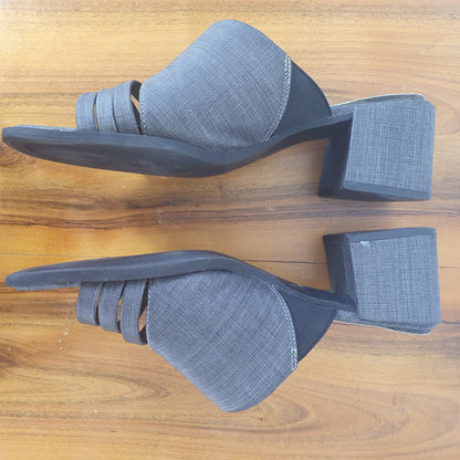 Einzigartige und nachhaltige Vintage Mules in grau. Unique and sustainable vintage mules in grey. Side.