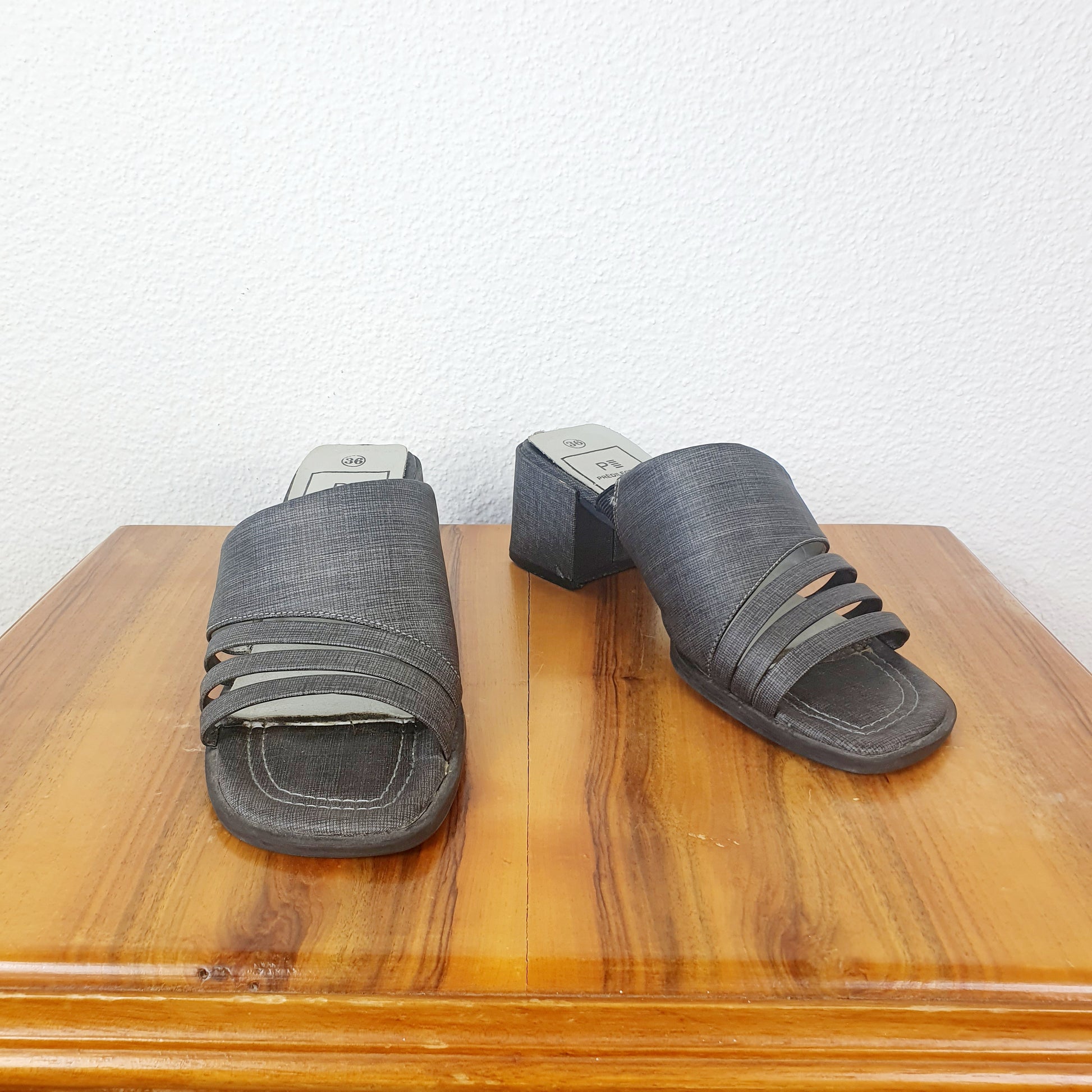 Einzigartige und nachhaltige Vintage Mules in grau. Unique and sustainable vintage mules in grey. Front.