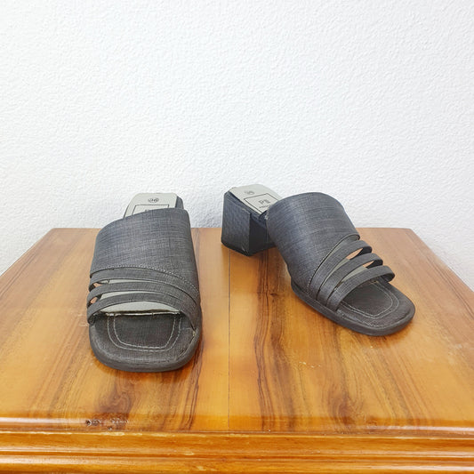 Einzigartige und nachhaltige Vintage Mules in grau. Unique and sustainable vintage mules in grey. Front.