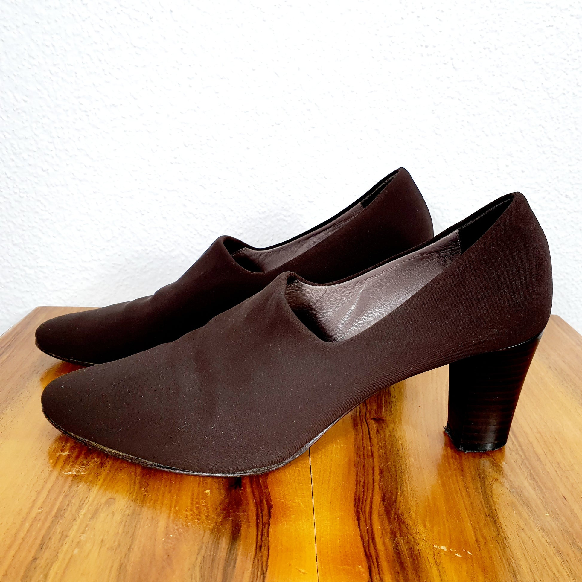 Einzigartigeund nachhaltige Vintage Schuhe in braun. Unique and sustainable vintage shoes in brown. Side.