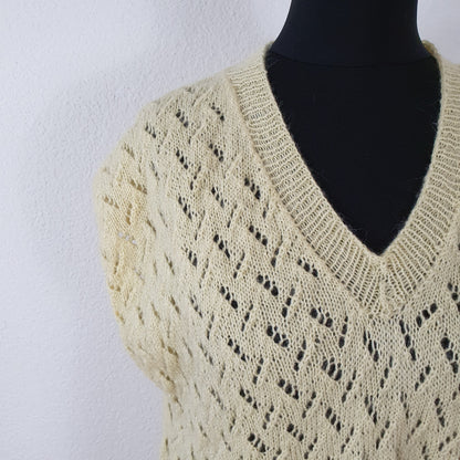Einzigartige und nachhaltige Vintage Weste in hellgelb. Unique and sustainable vintage vest in light yellow. Close-up.