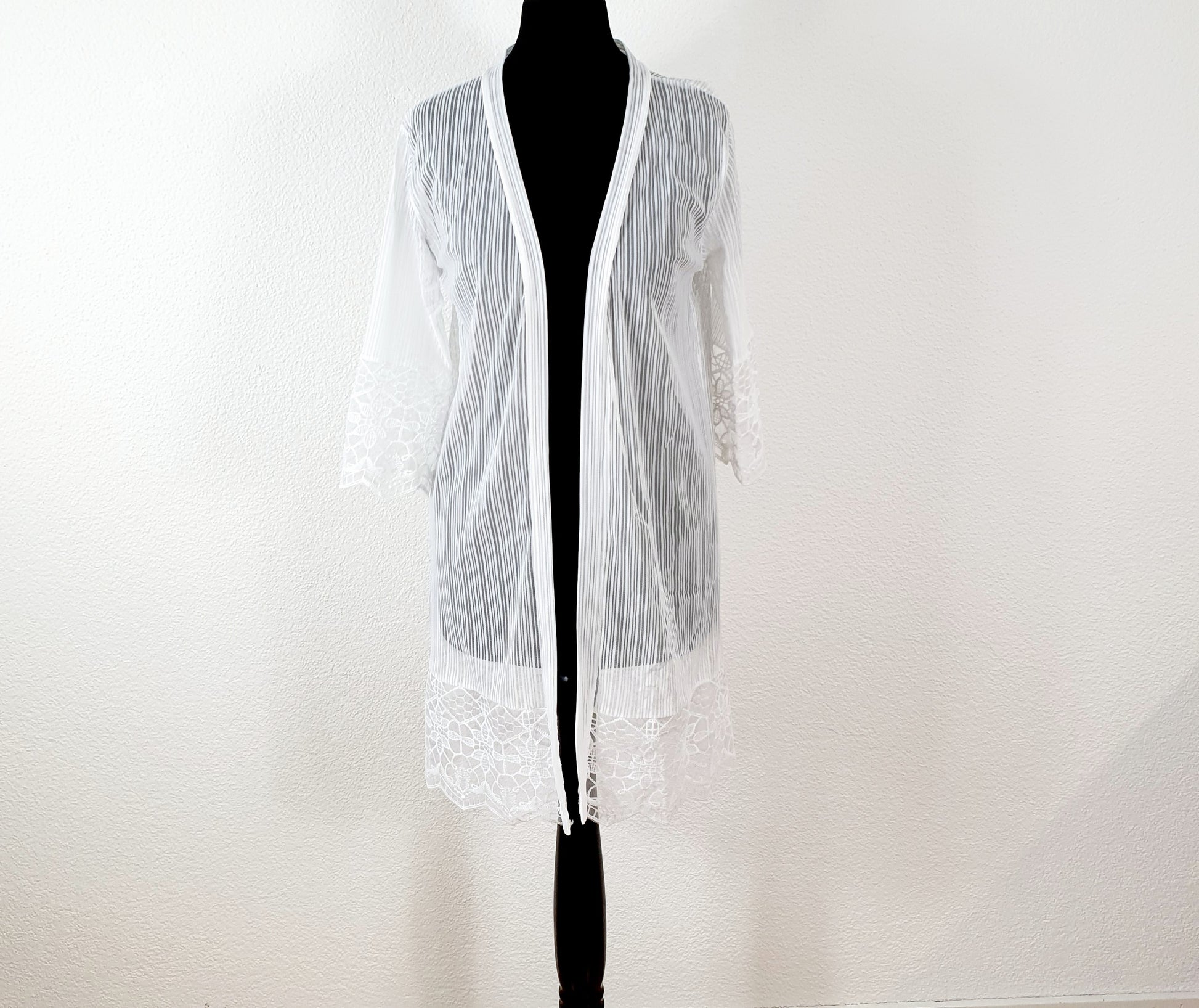 Einzigartiger und nachhaltiger Vintage Cardigan in weiss mit Spitzen. Unique and sustainable vintage cardigan in white with lace. Front.