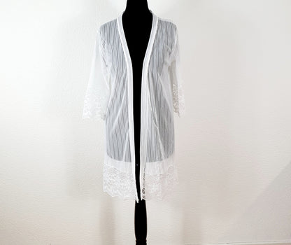 Einzigartiger und nachhaltiger Vintage Cardigan in weiss mit Spitzen. Unique and sustainable vintage cardigan in white with lace. Front.