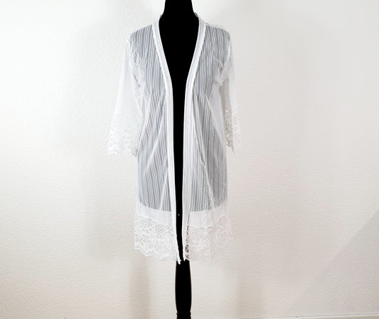 Einzigartiger und nachhaltiger Vintage Cardigan in weiss mit Spitzen. Unique and sustainable vintage cardigan in white with lace. Front.