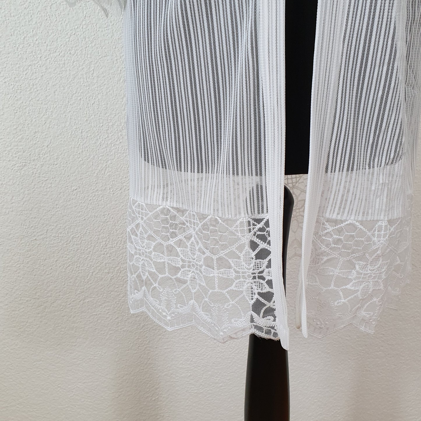Einzigartiger und nachhaltiger Vintage Cardigan in weiss mit Spitzen. Unique and sustainable vintage cardigan in white with lace. Lace.